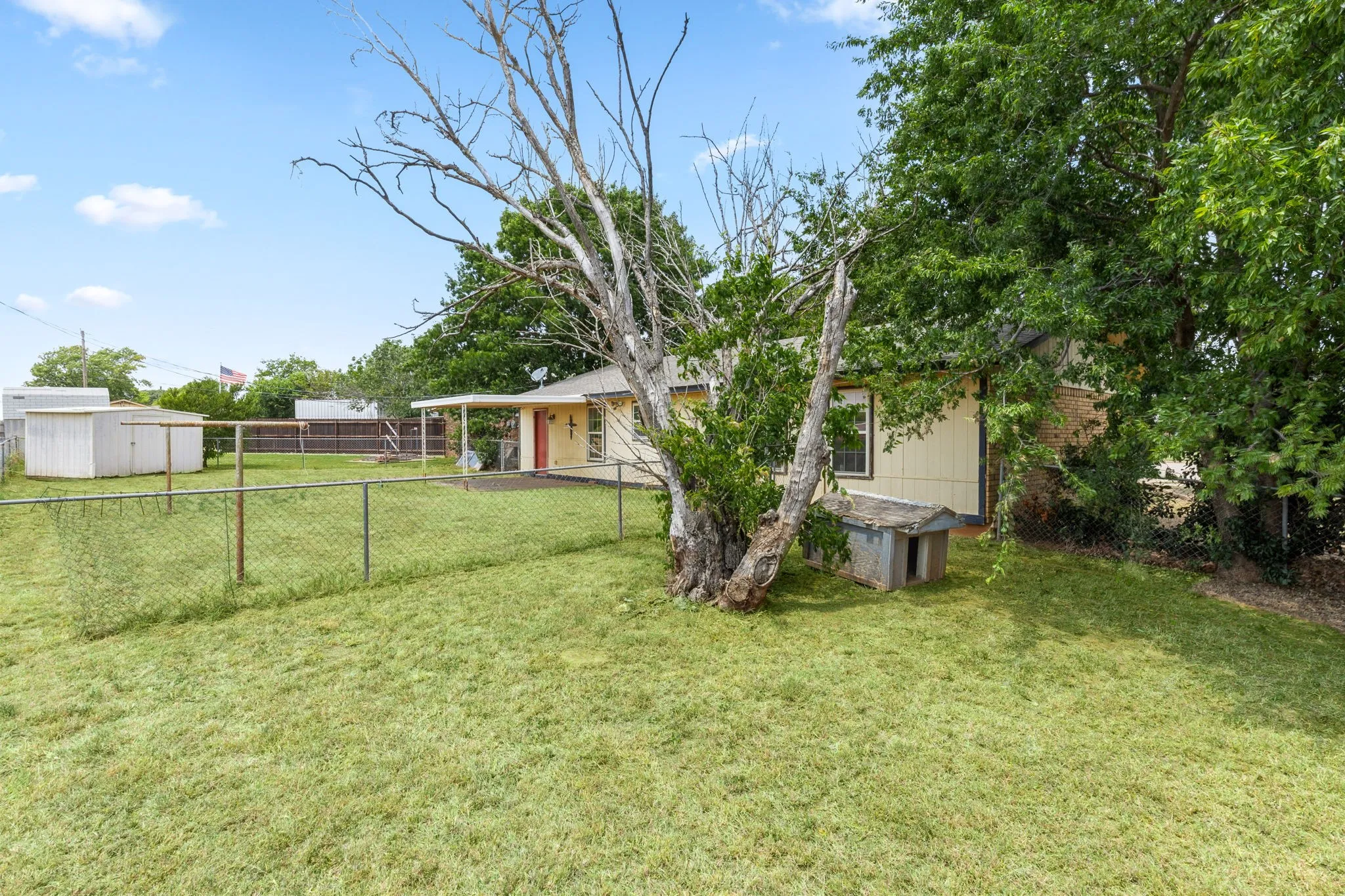 Single Family Residence For Sale in Wichita County , 5 Village Glen, Wichita Falls, Texas 76302, 3 Bedroom, 2 Bathroom, 1 Garage spaces, 1,026 Sqft, built in 1980, mls#21355846, Real Estate Agent in Wichita Falls, Homes For Sale in Wichita county, Homes For Sale in Wichita Falls, Realtor in Wichita Falls Texas, Real Estate Brokerage Independent Realty Texas, Luminita Cordes Realtor