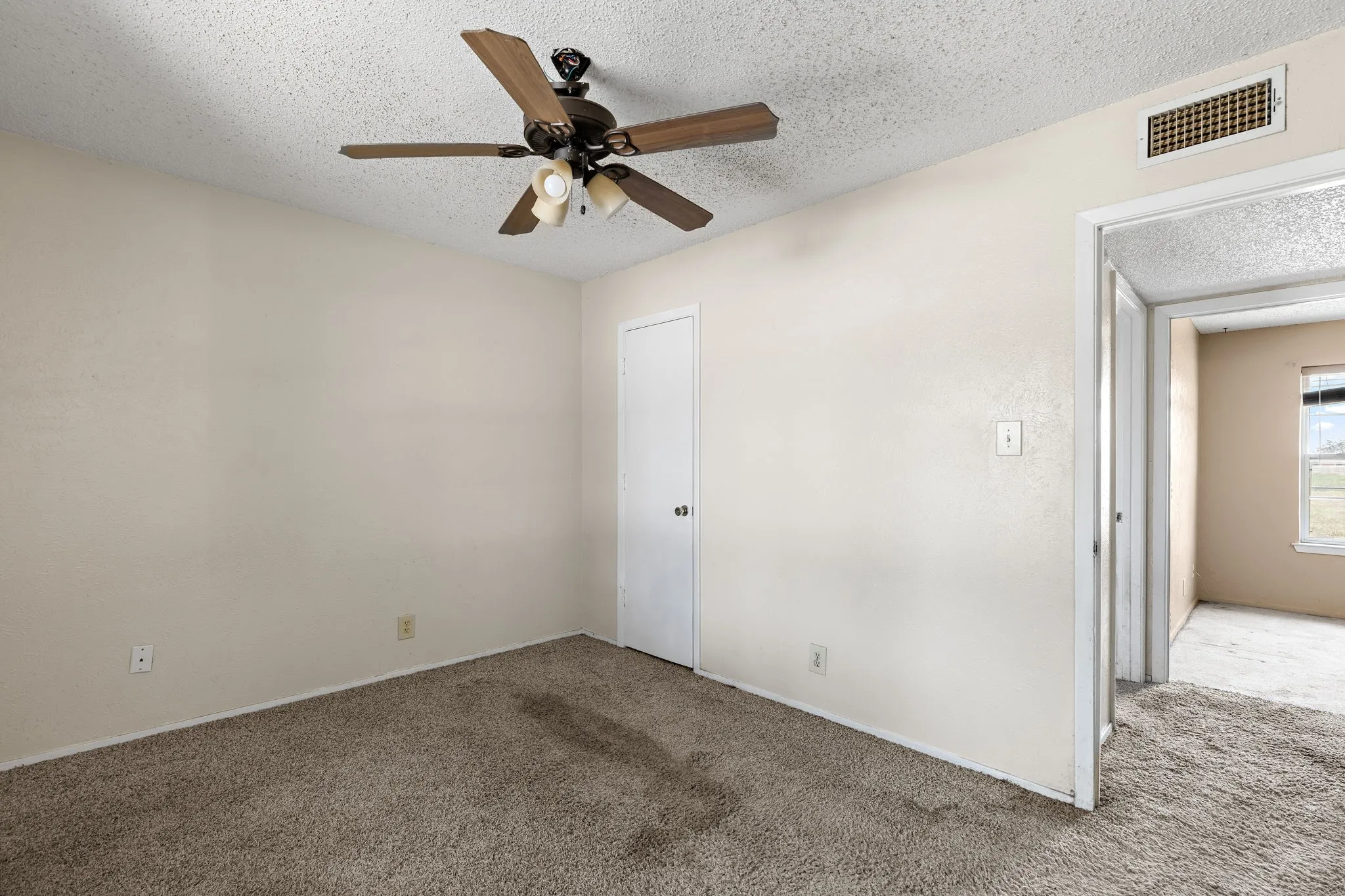 Single Family Residence For Sale in Wichita County , 5 Village Glen, Wichita Falls, Texas 76302, 3 Bedroom, 2 Bathroom, 1 Garage spaces, 1,026 Sqft, built in 1980, mls#21355846, Real Estate Agent in Wichita Falls, Homes For Sale in Wichita county, Homes For Sale in Wichita Falls, Realtor in Wichita Falls Texas, Real Estate Brokerage Independent Realty Texas, Luminita Cordes Realtor