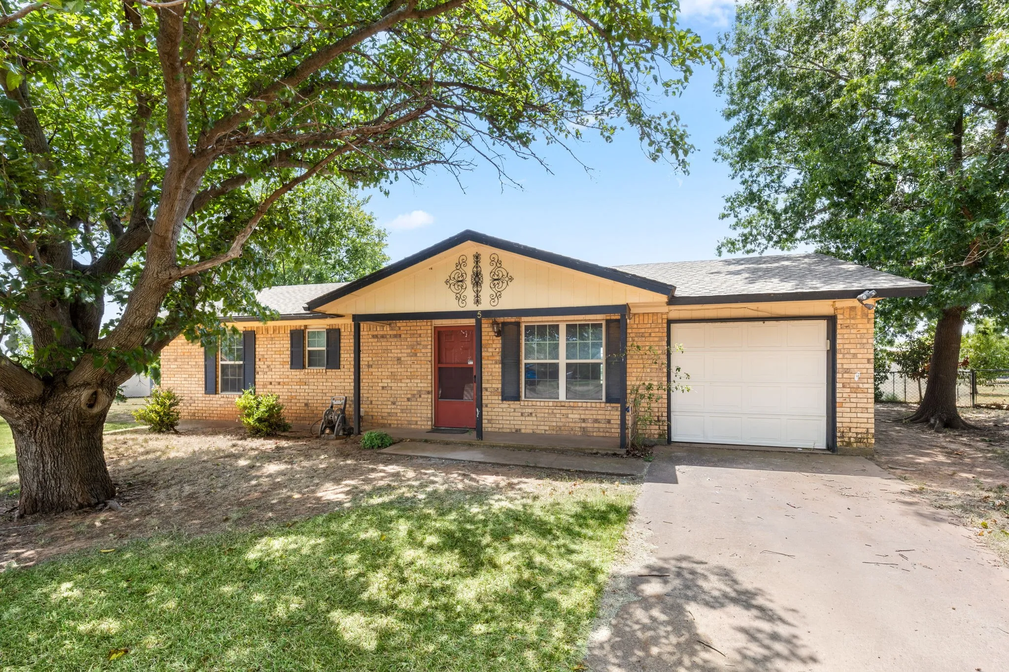 Single Family Residence For Sale in Wichita County , 5 Village Glen, Wichita Falls, Texas 76302, 3 Bedroom, 2 Bathroom, 1 Garage spaces, 1,026 Sqft, built in 1980, mls#21355846, Real Estate Agent in Wichita Falls, Homes For Sale in Wichita county, Homes For Sale in Wichita Falls, Realtor in Wichita Falls Texas, Real Estate Brokerage Independent Realty Texas, Luminita Cordes Realtor
