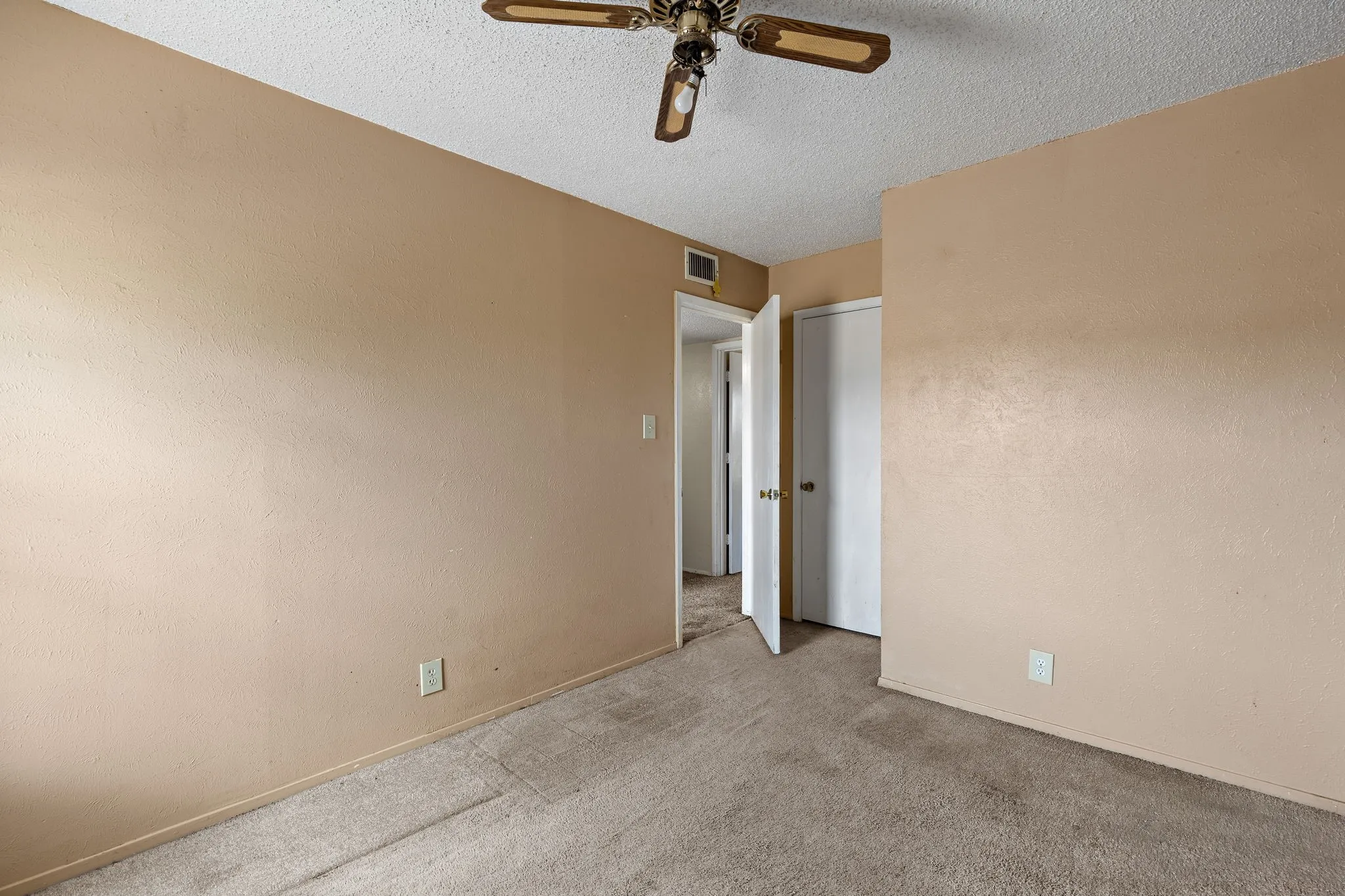 Single Family Residence For Sale in Wichita County , 5 Village Glen, Wichita Falls, Texas 76302, 3 Bedroom, 2 Bathroom, 1 Garage spaces, 1,026 Sqft, built in 1980, mls#21355846, Real Estate Agent in Wichita Falls, Homes For Sale in Wichita county, Homes For Sale in Wichita Falls, Realtor in Wichita Falls Texas, Real Estate Brokerage Independent Realty Texas, Luminita Cordes Realtor