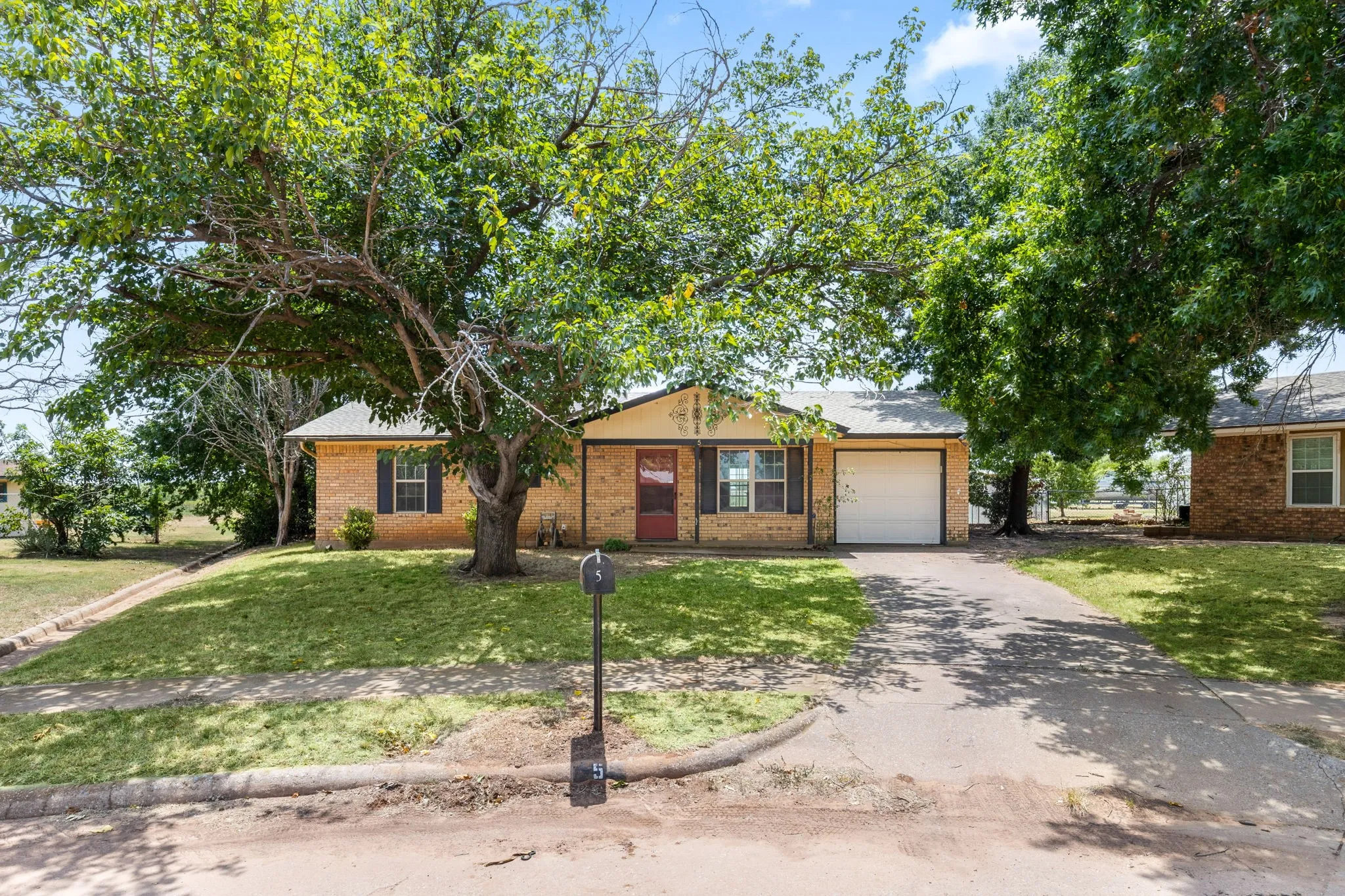 Single Family Residence For Sale in Wichita County , 5 Village Glen, Wichita Falls, Texas 76302, 3 Bedroom, 2 Bathroom, 1 Garage spaces, 1,026 Sqft, built in 1980, mls#21355846, Real Estate Agent in Wichita Falls, Homes For Sale in Wichita county, Homes For Sale in Wichita Falls, Realtor in Wichita Falls Texas, Real Estate Brokerage Independent Realty Texas, Luminita Cordes Realtor