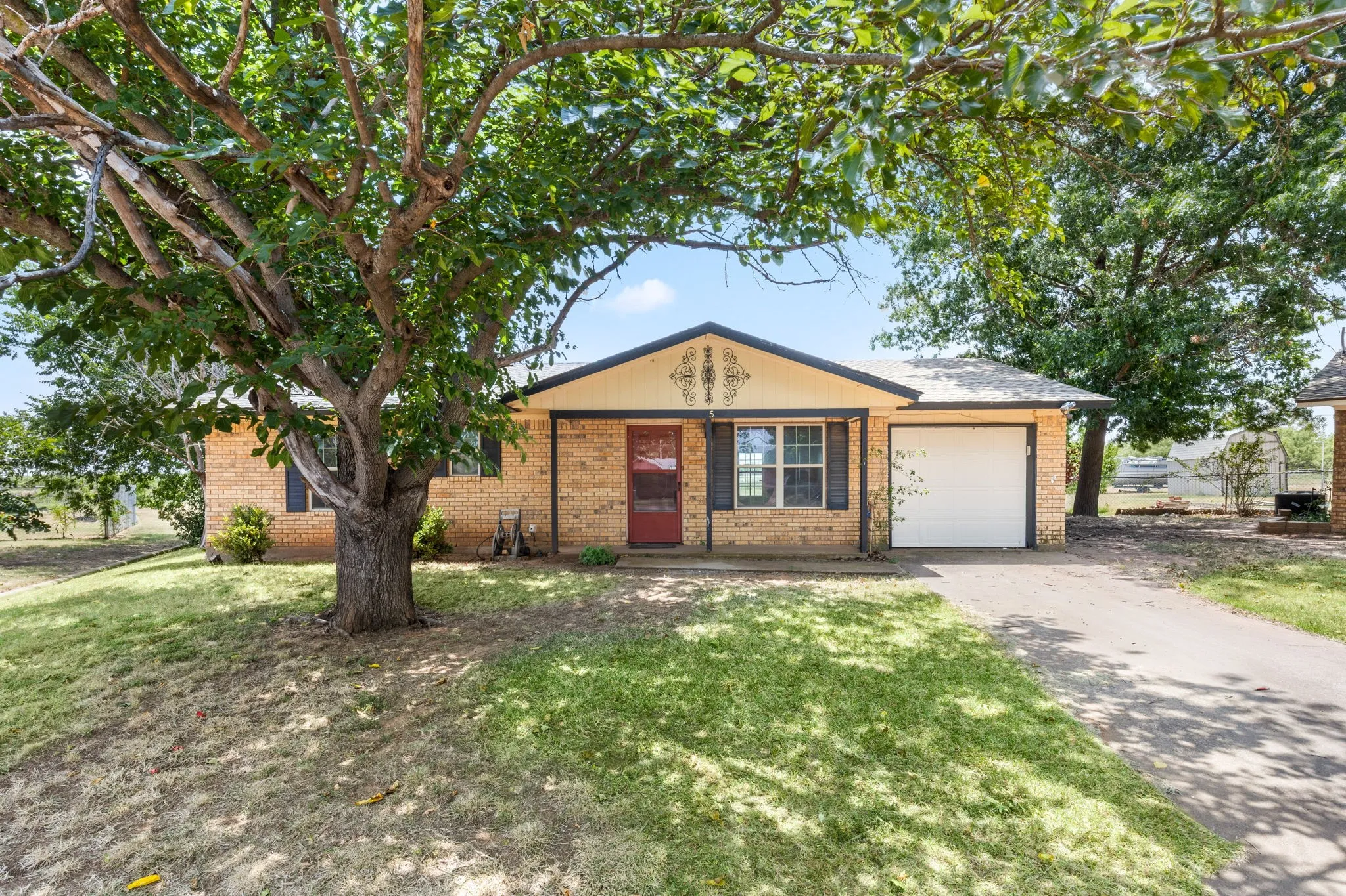 Single Family Residence For Sale in Wichita County , 5 Village Glen, Wichita Falls, Texas 76302, 3 Bedroom, 2 Bathroom, 1 Garage spaces, 1,026 Sqft, built in 1980, mls#21355846, Real Estate Agent in Wichita Falls, Homes For Sale in Wichita county, Homes For Sale in Wichita Falls, Realtor in Wichita Falls Texas, Real Estate Brokerage Independent Realty Texas, Luminita Cordes Realtor
