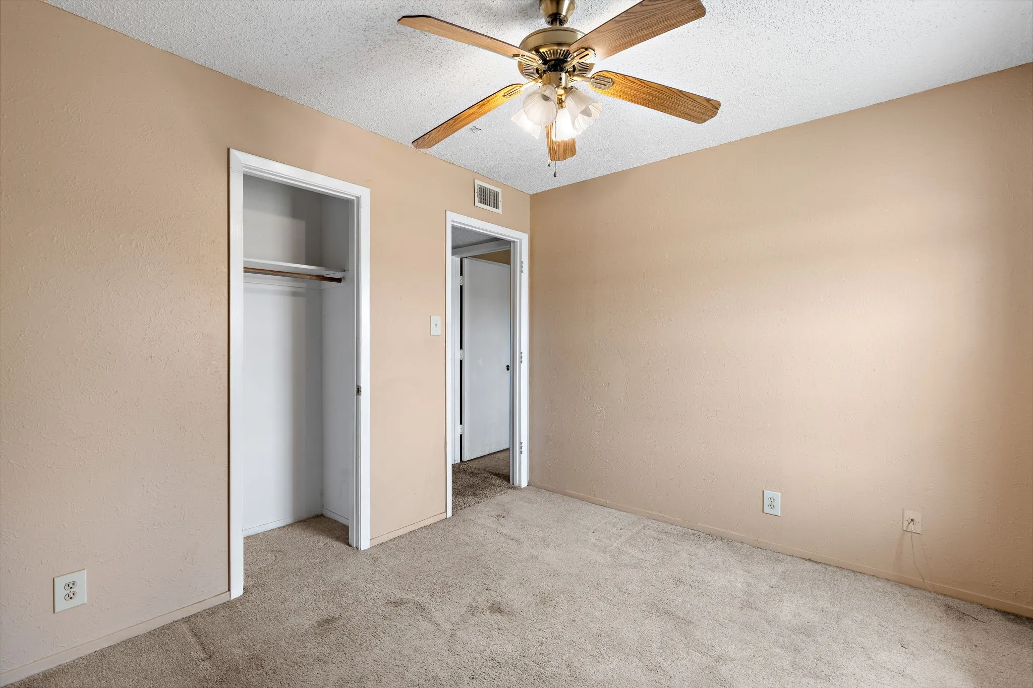 Single Family Residence For Sale in Wichita County , 5 Village Glen, Wichita Falls, Texas 76302, 3 Bedroom, 2 Bathroom, 1 Garage spaces, 1,026 Sqft, built in 1980, mls#21355846, Real Estate Agent in Wichita Falls, Homes For Sale in Wichita county, Homes For Sale in Wichita Falls, Realtor in Wichita Falls Texas, Real Estate Brokerage Independent Realty Texas, Luminita Cordes Realtor