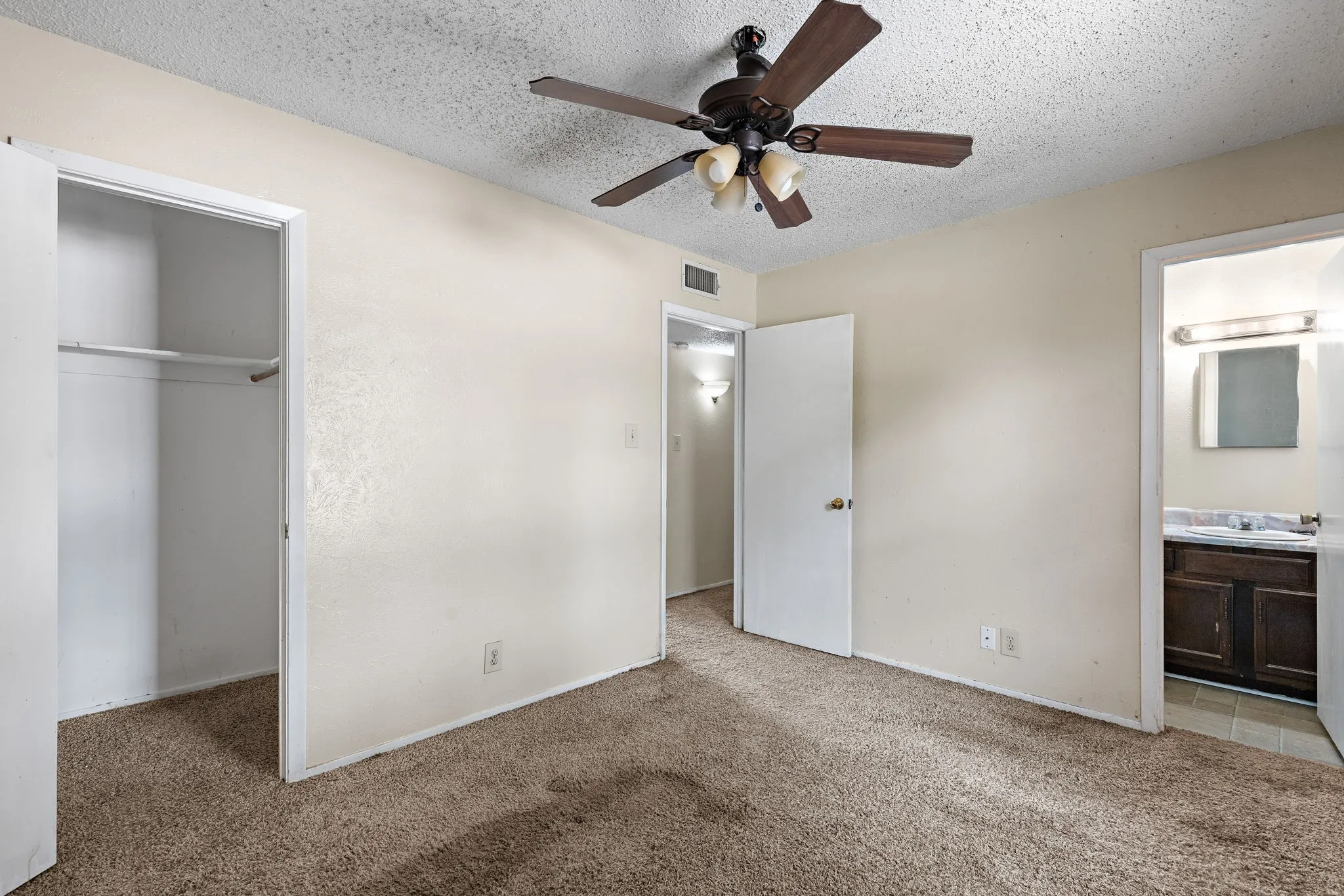Single Family Residence For Sale in Wichita County , 5 Village Glen, Wichita Falls, Texas 76302, 3 Bedroom, 2 Bathroom, 1 Garage spaces, 1,026 Sqft, built in 1980, mls#21355846, Real Estate Agent in Wichita Falls, Homes For Sale in Wichita county, Homes For Sale in Wichita Falls, Realtor in Wichita Falls Texas, Real Estate Brokerage Independent Realty Texas, Luminita Cordes Realtor