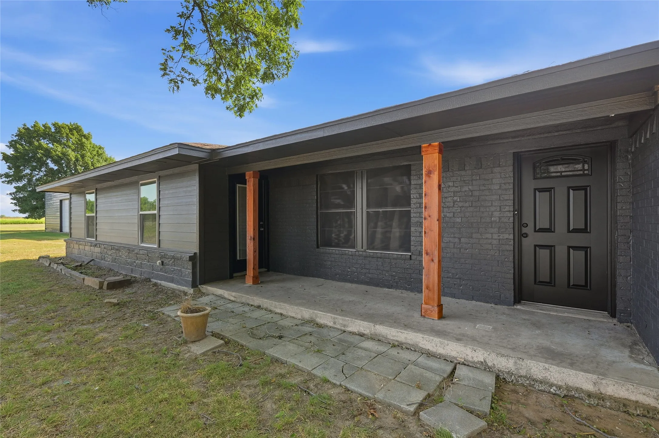 Single Family Residence For Sale in Grayson County , 16082 US Highway 377, Whitesboro, Texas 76273, 3 Bedroom, 2 Bathroom, 2 Garage spaces, 2,132 Sqft, built in 1985, mls#21352140, Real Estate Agent in Whitesboro, Homes For Sale in Grayson county, Homes For Sale in Whitesboro, Realtor in Whitesboro Texas, Real Estate Brokerage Independent Realty Texas, Luminita Cordes Realtor