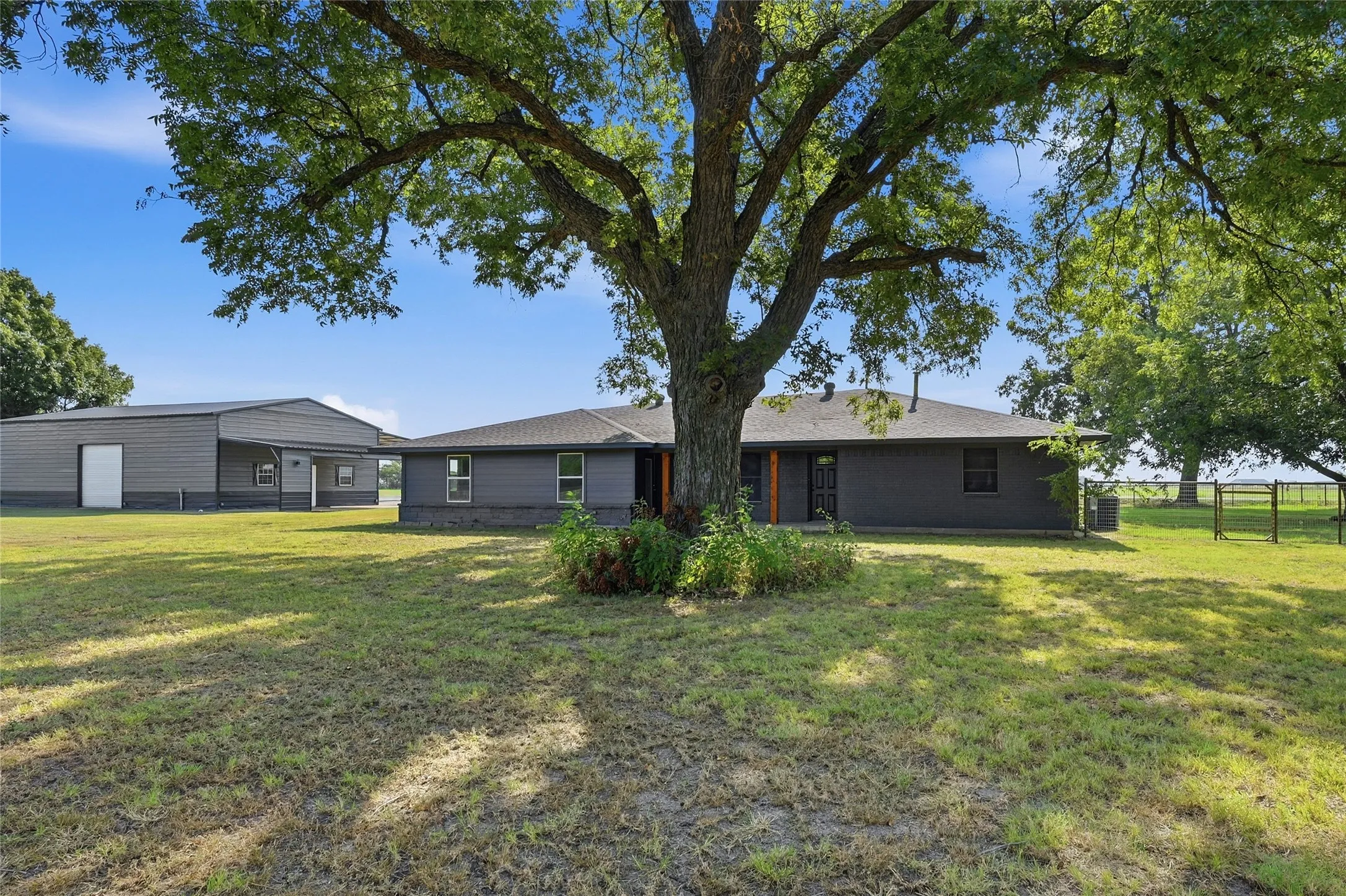 Single Family Residence For Sale in Grayson County , 16082 US Highway 377, Whitesboro, Texas 76273, 3 Bedroom, 2 Bathroom, 2 Garage spaces, 2,132 Sqft, built in 1985, mls#21352140, Real Estate Agent in Whitesboro, Homes For Sale in Grayson county, Homes For Sale in Whitesboro, Realtor in Whitesboro Texas, Real Estate Brokerage Independent Realty Texas, Luminita Cordes Realtor