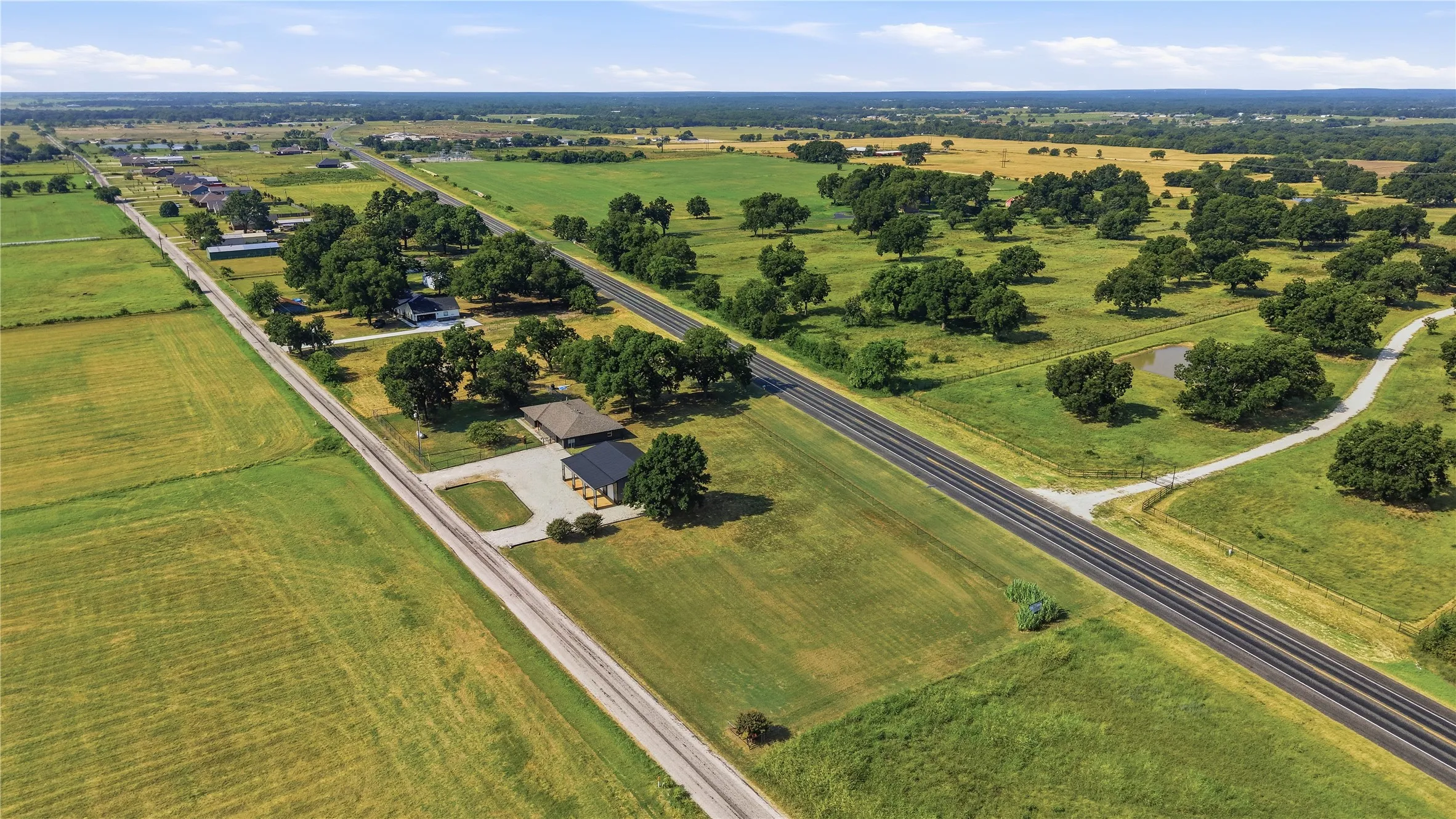 Single Family Residence For Sale in Grayson County , 16082 US Highway 377, Whitesboro, Texas 76273, 3 Bedroom, 2 Bathroom, 2 Garage spaces, 2,132 Sqft, built in 1985, mls#21352140, Real Estate Agent in Whitesboro, Homes For Sale in Grayson county, Homes For Sale in Whitesboro, Realtor in Whitesboro Texas, Real Estate Brokerage Independent Realty Texas, Luminita Cordes Realtor