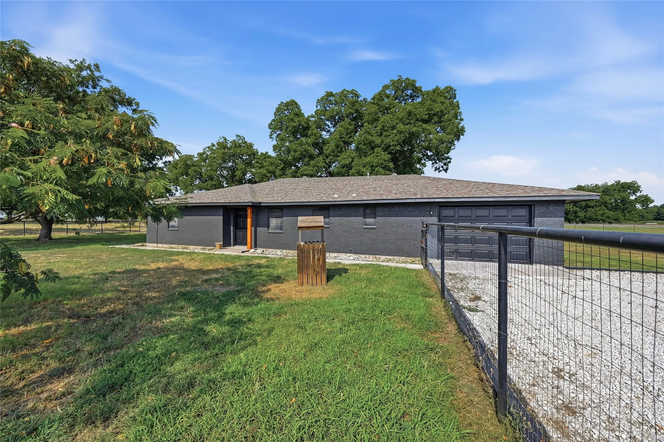 Single Family Residence For Sale in Grayson County , 16082 US Highway 377, Whitesboro, Texas 76273, 3 Bedroom, 2 Bathroom, 2 Garage spaces, 2,132 Sqft, built in 1985, mls#21352140, Real Estate Agent in Whitesboro, Homes For Sale in Grayson county, Homes For Sale in Whitesboro, Realtor in Whitesboro Texas, Real Estate Brokerage Independent Realty Texas, Luminita Cordes Realtor