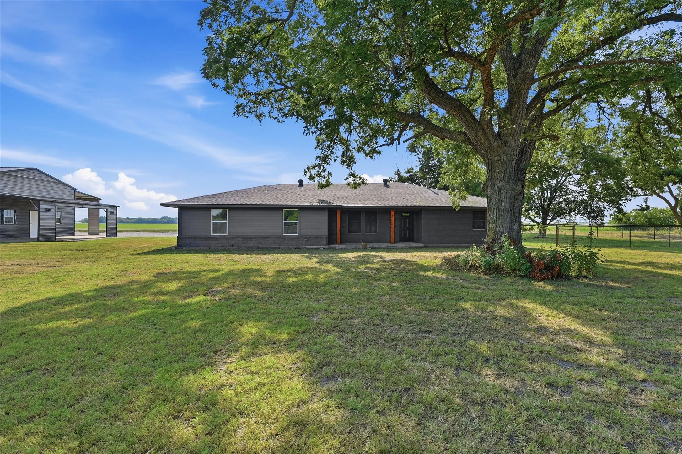 Single Family Residence For Sale in Grayson County , 16082 US Highway 377, Whitesboro, Texas 76273, 3 Bedroom, 2 Bathroom, 2 Garage spaces, 2,132 Sqft, built in 1985, mls#21352140, Real Estate Agent in Whitesboro, Homes For Sale in Grayson county, Homes For Sale in Whitesboro, Realtor in Whitesboro Texas, Real Estate Brokerage Independent Realty Texas, Luminita Cordes Realtor
