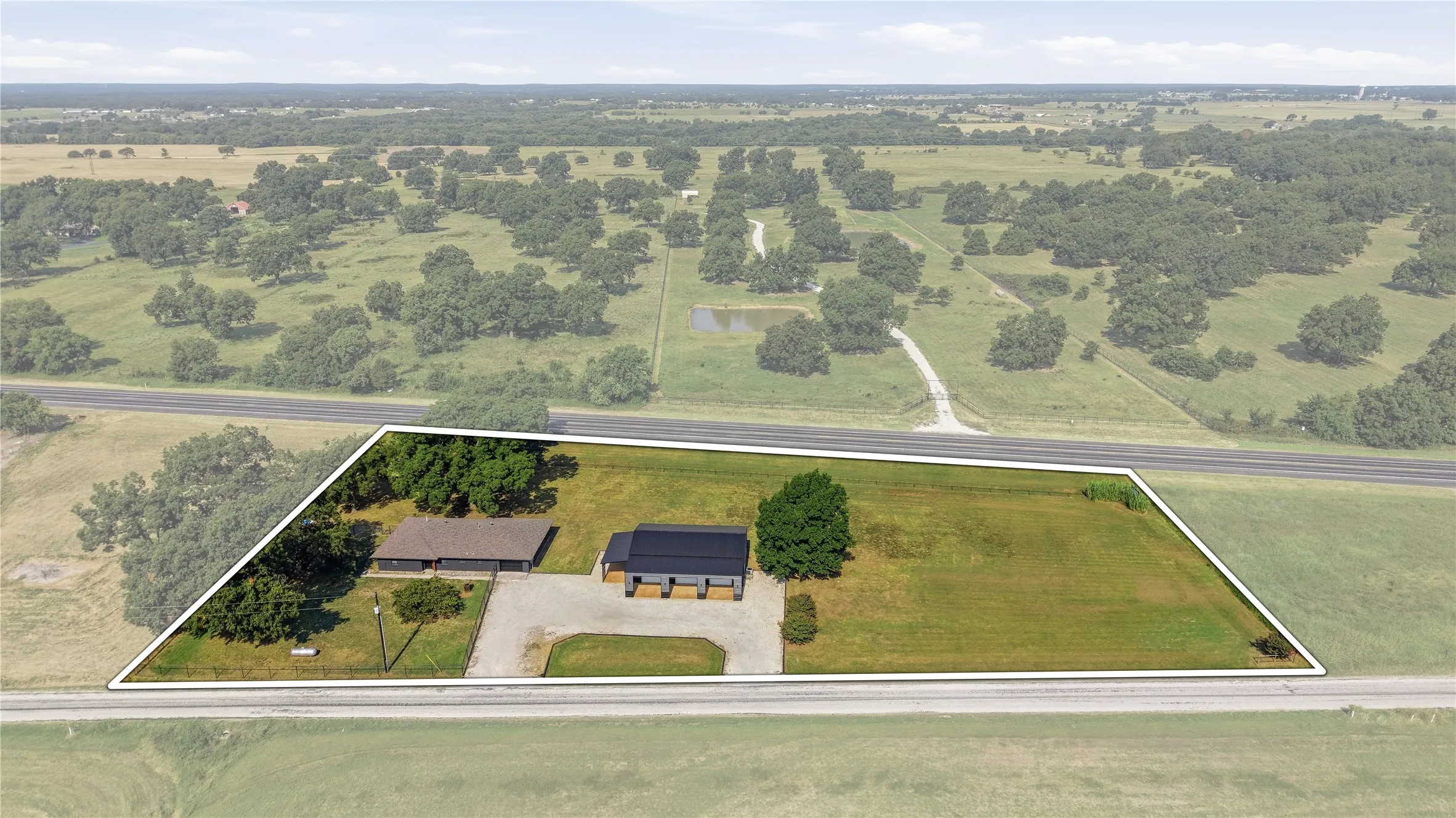Single Family Residence For Sale in Grayson County , 16082 US Highway 377, Whitesboro, Texas 76273, 3 Bedroom, 2 Bathroom, 2 Garage spaces, 2,132 Sqft, built in 1985, mls#21352140, Real Estate Agent in Whitesboro, Homes For Sale in Grayson county, Homes For Sale in Whitesboro, Realtor in Whitesboro Texas, Real Estate Brokerage Independent Realty Texas, Luminita Cordes Realtor