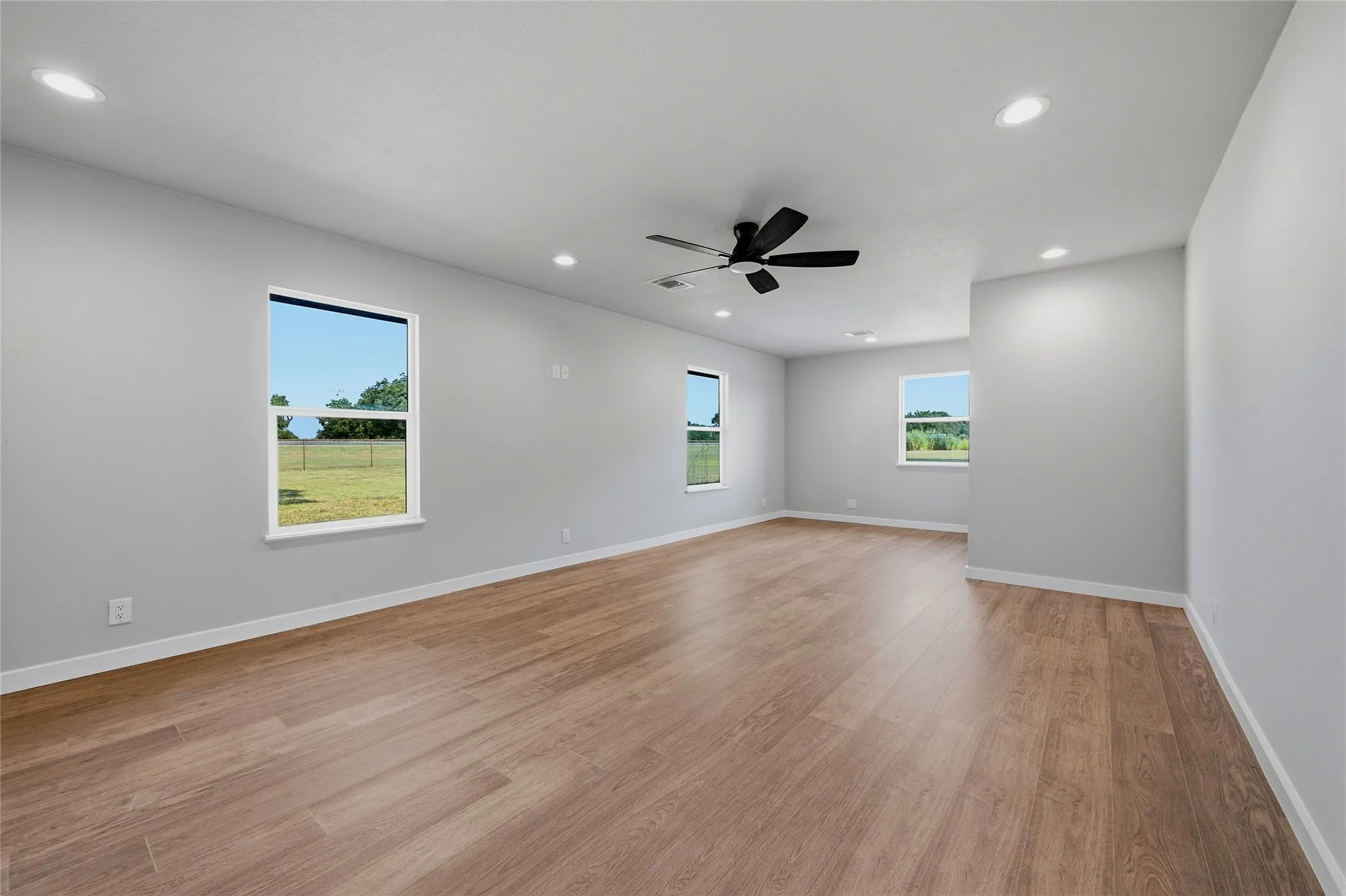 Single Family Residence For Sale in Grayson County , 16082 US Highway 377, Whitesboro, Texas 76273, 3 Bedroom, 2 Bathroom, 2 Garage spaces, 2,132 Sqft, built in 1985, mls#21352140, Real Estate Agent in Whitesboro, Homes For Sale in Grayson county, Homes For Sale in Whitesboro, Realtor in Whitesboro Texas, Real Estate Brokerage Independent Realty Texas, Luminita Cordes Realtor