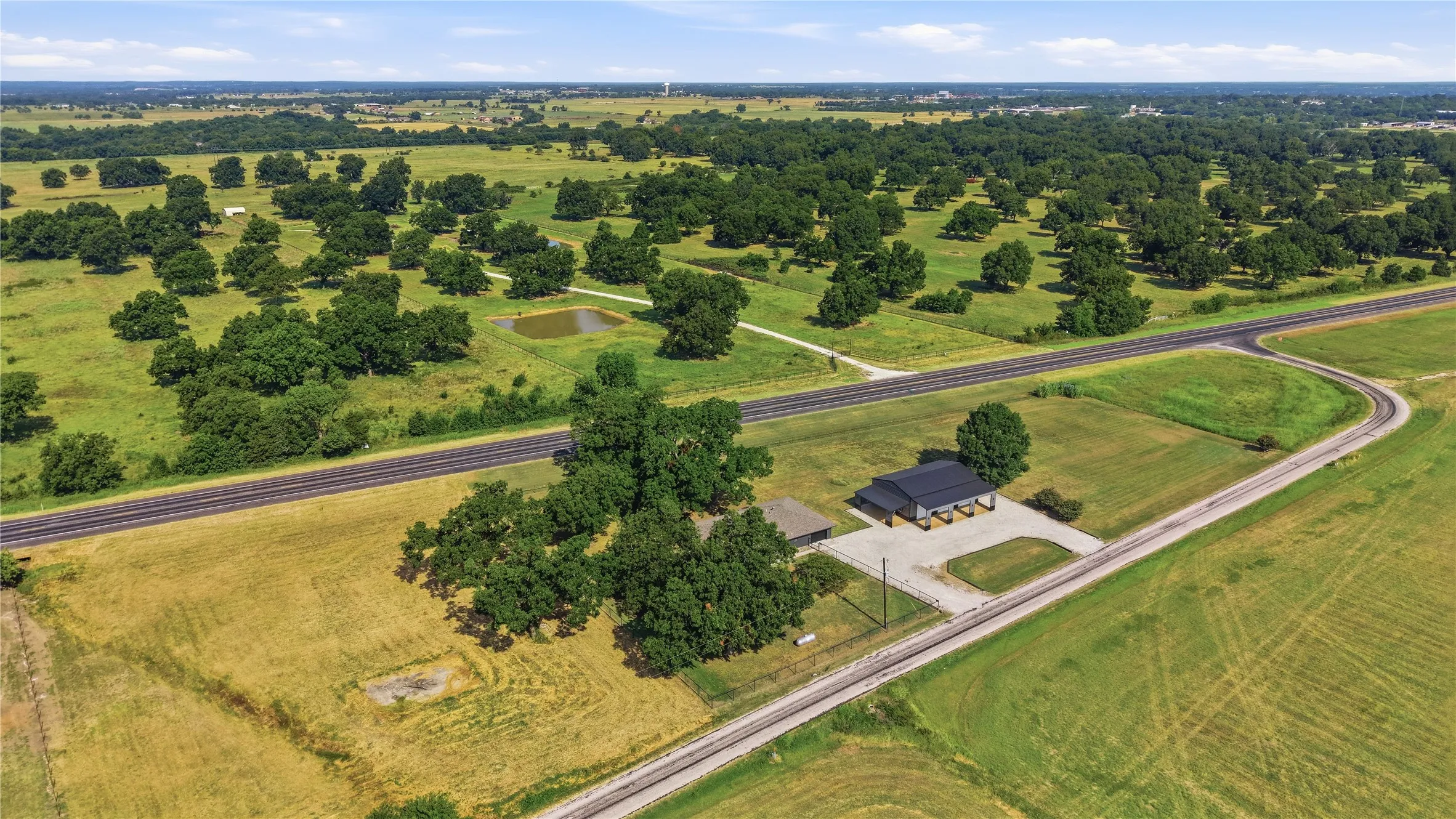 Single Family Residence For Sale in Grayson County , 16082 US Highway 377, Whitesboro, Texas 76273, 3 Bedroom, 2 Bathroom, 2 Garage spaces, 2,132 Sqft, built in 1985, mls#21352140, Real Estate Agent in Whitesboro, Homes For Sale in Grayson county, Homes For Sale in Whitesboro, Realtor in Whitesboro Texas, Real Estate Brokerage Independent Realty Texas, Luminita Cordes Realtor