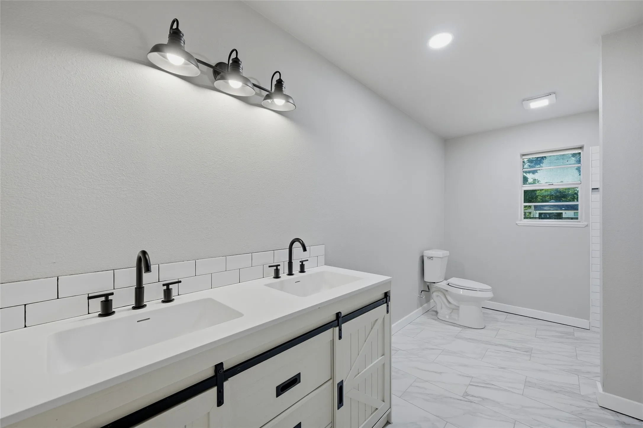 Single Family Residence For Sale in Grayson County , 16082 US Highway 377, Whitesboro, Texas 76273, 3 Bedroom, 2 Bathroom, 2 Garage spaces, 2,132 Sqft, built in 1985, mls#21352140, Real Estate Agent in Whitesboro, Homes For Sale in Grayson county, Homes For Sale in Whitesboro, Realtor in Whitesboro Texas, Real Estate Brokerage Independent Realty Texas, Luminita Cordes Realtor