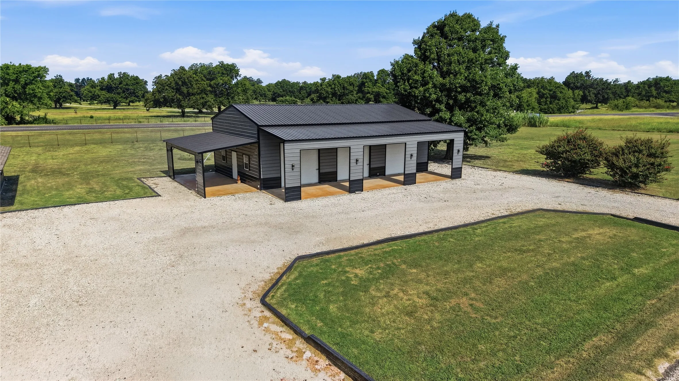Single Family Residence For Sale in Grayson County , 16082 US Highway 377, Whitesboro, Texas 76273, 3 Bedroom, 2 Bathroom, 2 Garage spaces, 2,132 Sqft, built in 1985, mls#21352140, Real Estate Agent in Whitesboro, Homes For Sale in Grayson county, Homes For Sale in Whitesboro, Realtor in Whitesboro Texas, Real Estate Brokerage Independent Realty Texas, Luminita Cordes Realtor