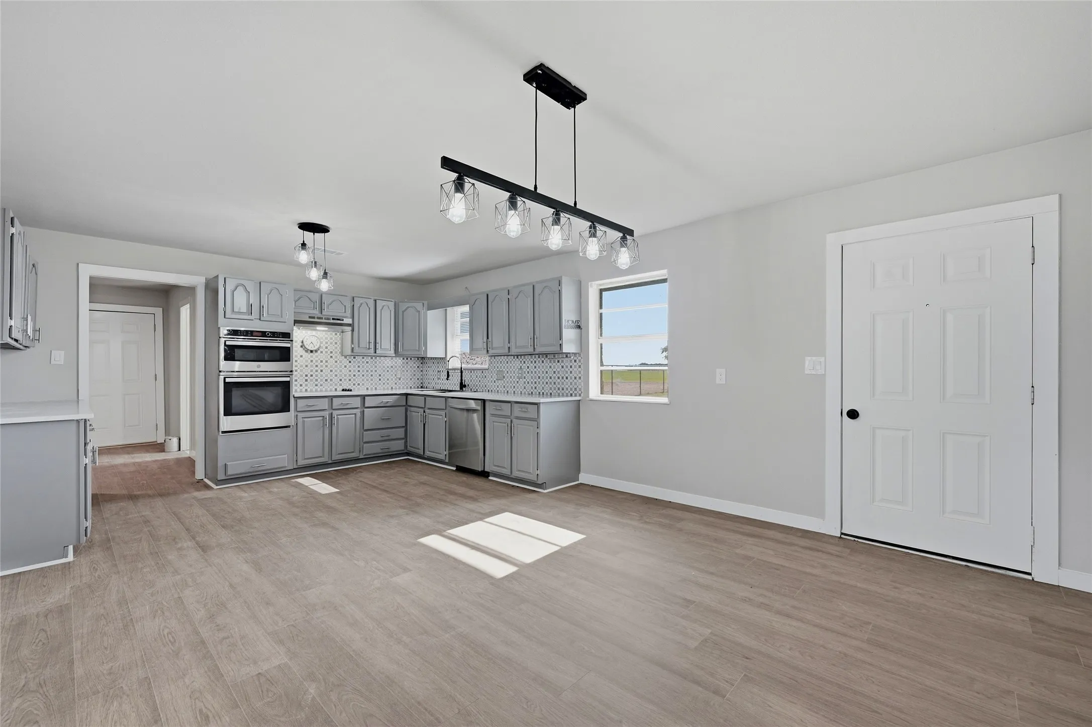 Single Family Residence For Sale in Grayson County , 16082 US Highway 377, Whitesboro, Texas 76273, 3 Bedroom, 2 Bathroom, 2 Garage spaces, 2,132 Sqft, built in 1985, mls#21352140, Real Estate Agent in Whitesboro, Homes For Sale in Grayson county, Homes For Sale in Whitesboro, Realtor in Whitesboro Texas, Real Estate Brokerage Independent Realty Texas, Luminita Cordes Realtor