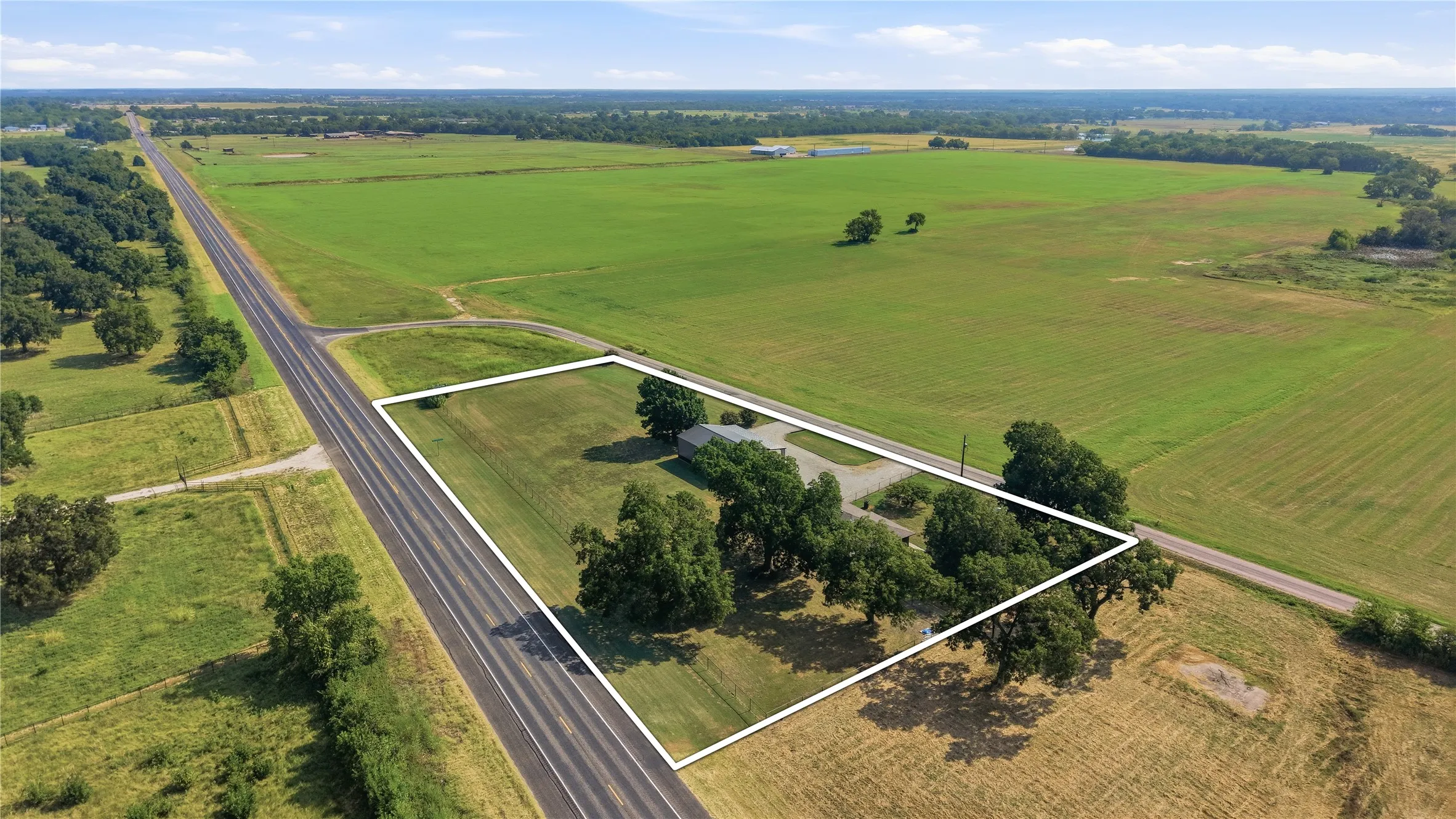 Single Family Residence For Sale in Grayson County , 16082 US Highway 377, Whitesboro, Texas 76273, 3 Bedroom, 2 Bathroom, 2 Garage spaces, 2,132 Sqft, built in 1985, mls#21352140, Real Estate Agent in Whitesboro, Homes For Sale in Grayson county, Homes For Sale in Whitesboro, Realtor in Whitesboro Texas, Real Estate Brokerage Independent Realty Texas, Luminita Cordes Realtor
