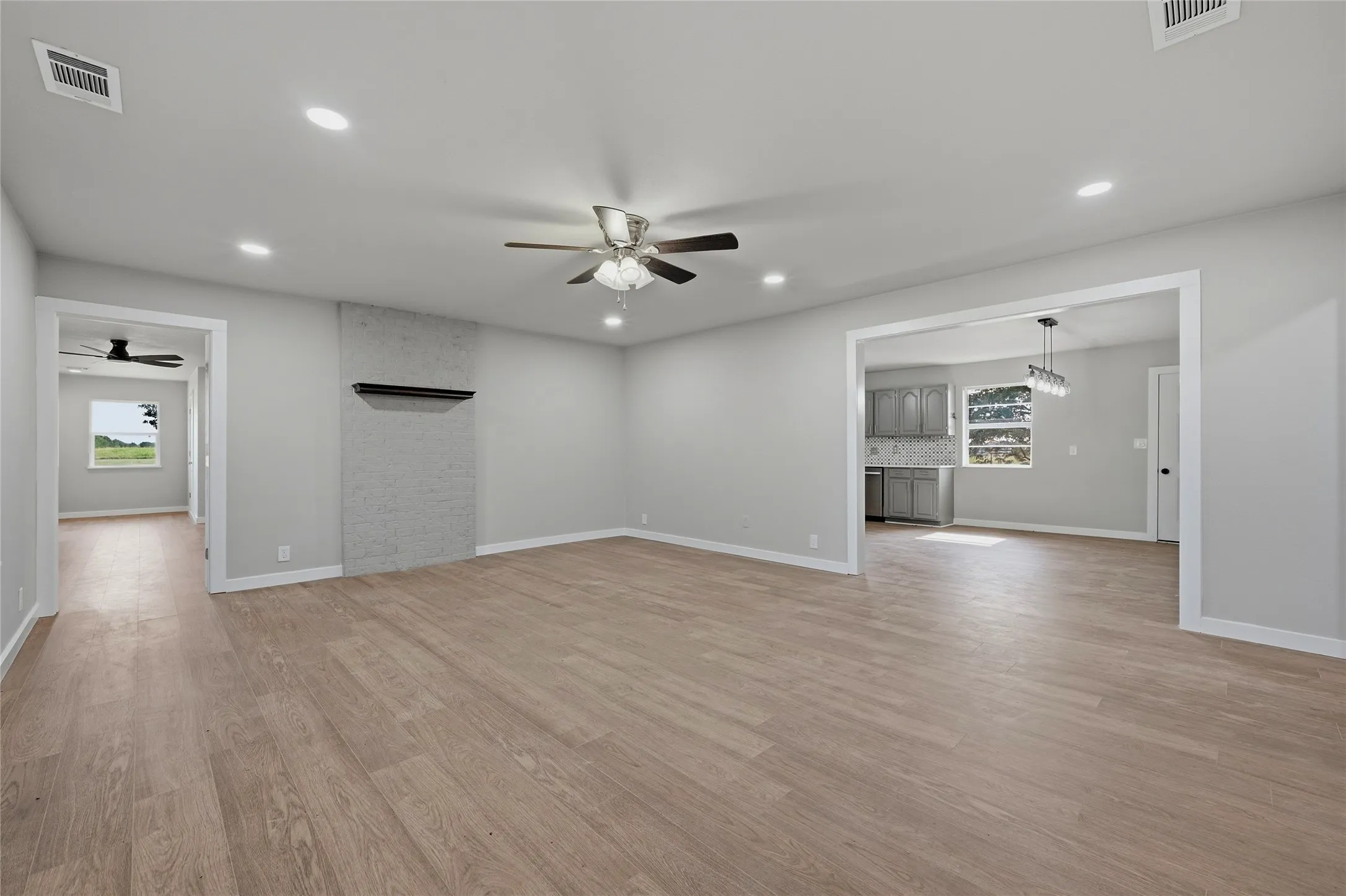Single Family Residence For Sale in Grayson County , 16082 US Highway 377, Whitesboro, Texas 76273, 3 Bedroom, 2 Bathroom, 2 Garage spaces, 2,132 Sqft, built in 1985, mls#21352140, Real Estate Agent in Whitesboro, Homes For Sale in Grayson county, Homes For Sale in Whitesboro, Realtor in Whitesboro Texas, Real Estate Brokerage Independent Realty Texas, Luminita Cordes Realtor