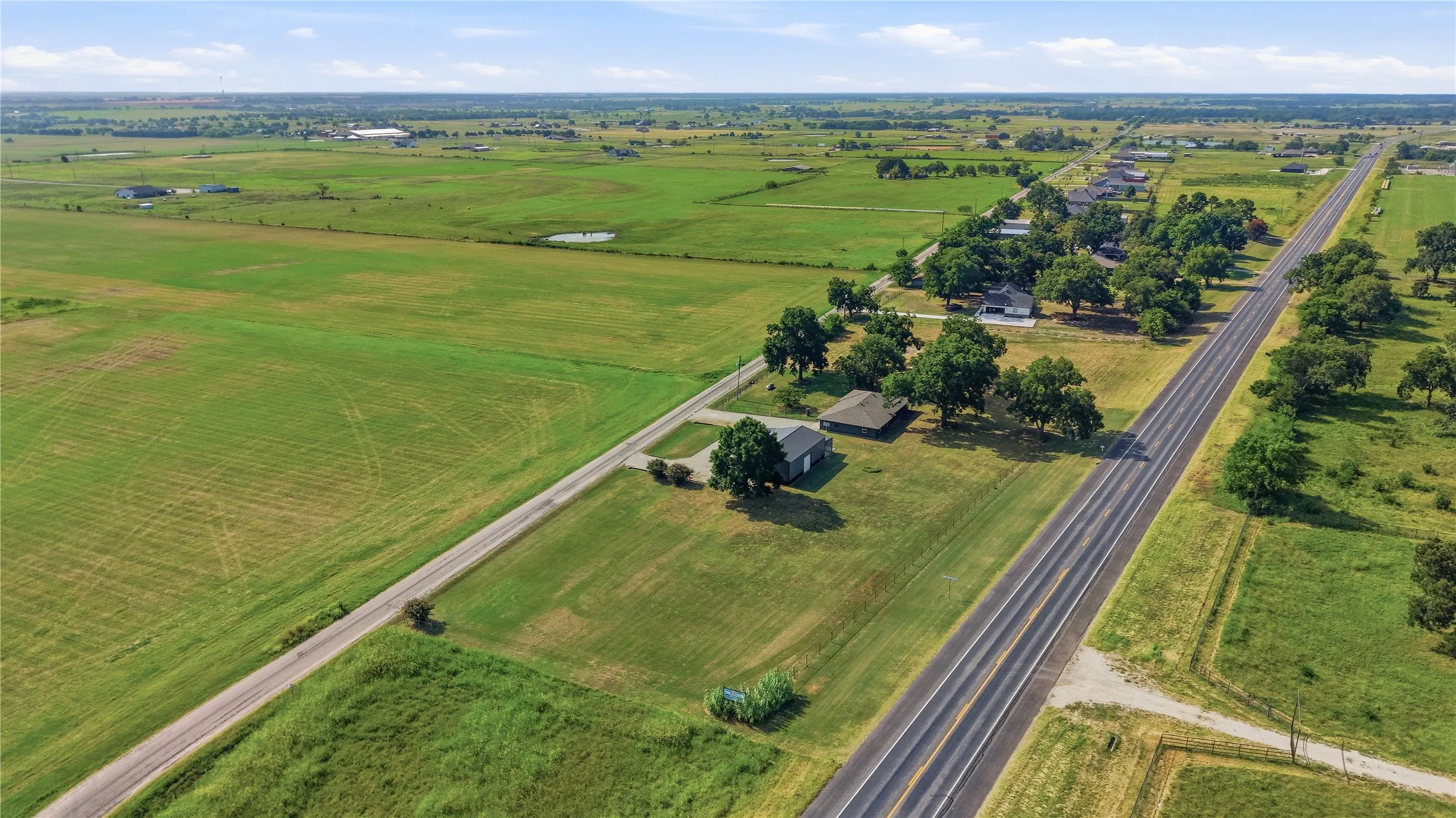 Single Family Residence For Sale in Grayson County , 16082 US Highway 377, Whitesboro, Texas 76273, 3 Bedroom, 2 Bathroom, 2 Garage spaces, 2,132 Sqft, built in 1985, mls#21352140, Real Estate Agent in Whitesboro, Homes For Sale in Grayson county, Homes For Sale in Whitesboro, Realtor in Whitesboro Texas, Real Estate Brokerage Independent Realty Texas, Luminita Cordes Realtor