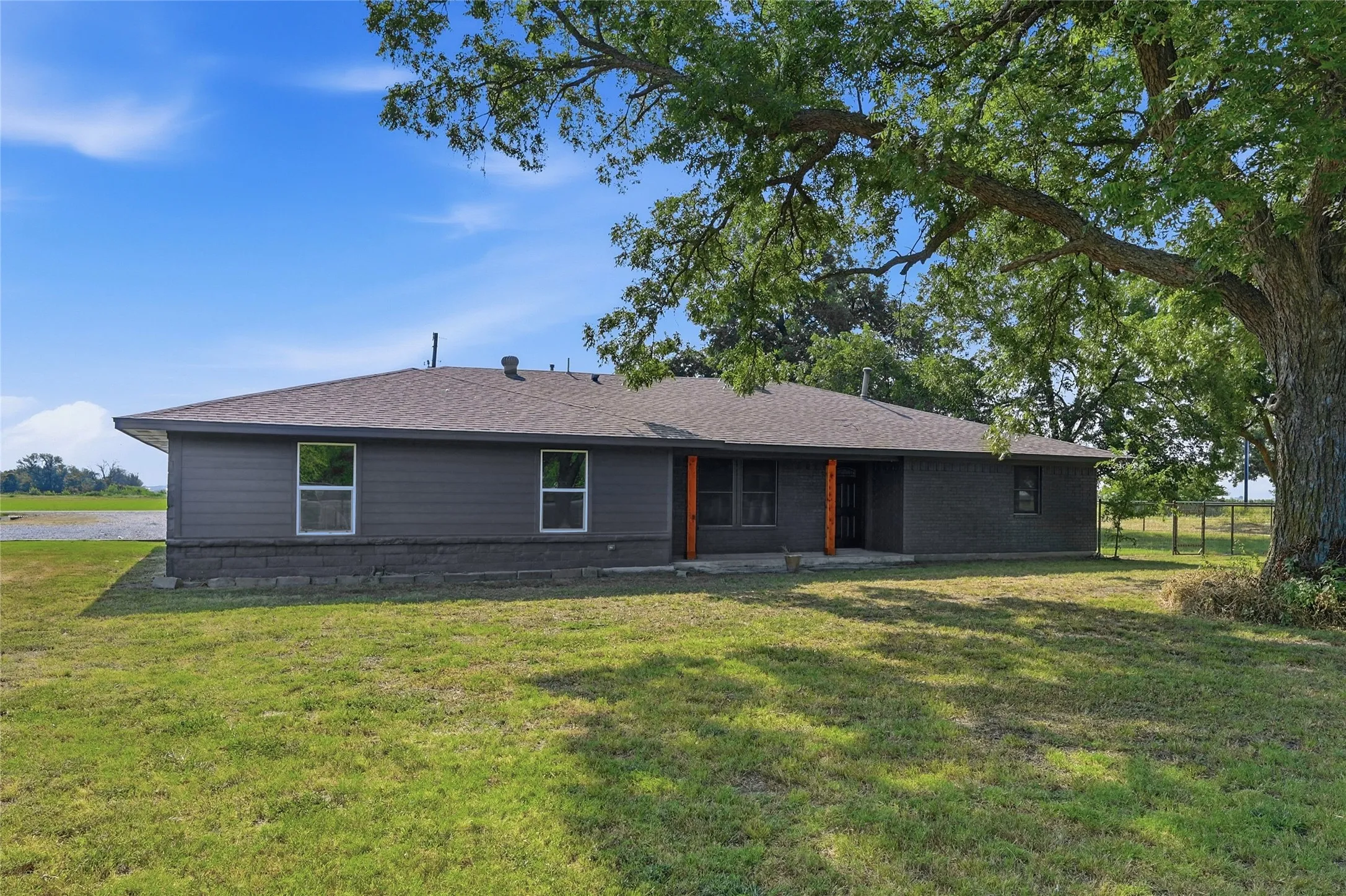 Single Family Residence For Sale in Grayson County , 16082 US Highway 377, Whitesboro, Texas 76273, 3 Bedroom, 2 Bathroom, 2 Garage spaces, 2,132 Sqft, built in 1985, mls#21352140, Real Estate Agent in Whitesboro, Homes For Sale in Grayson county, Homes For Sale in Whitesboro, Realtor in Whitesboro Texas, Real Estate Brokerage Independent Realty Texas, Luminita Cordes Realtor