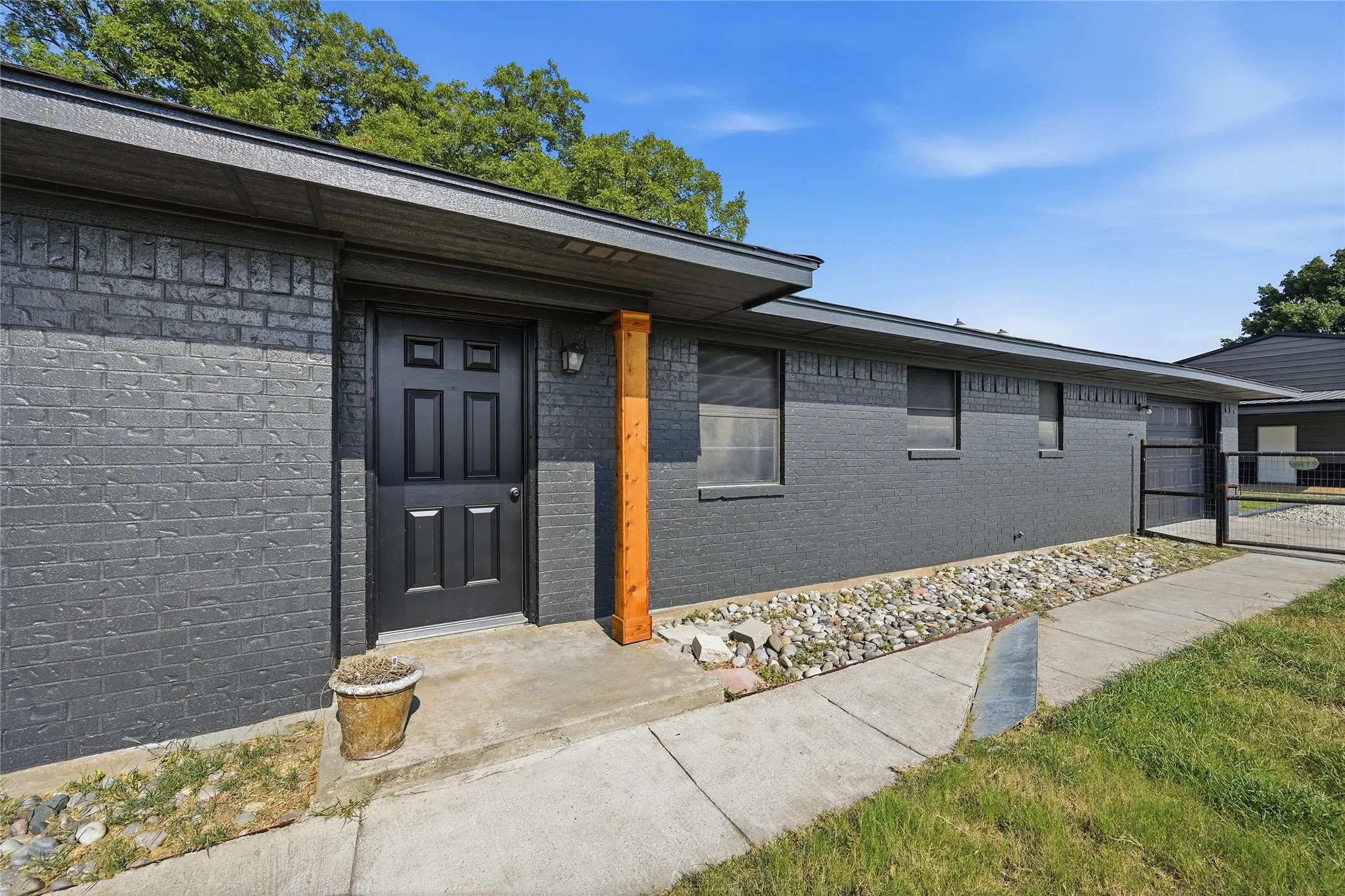 Single Family Residence For Sale in Grayson County , 16082 US Highway 377, Whitesboro, Texas 76273, 3 Bedroom, 2 Bathroom, 2 Garage spaces, 2,132 Sqft, built in 1985, mls#21352140, Real Estate Agent in Whitesboro, Homes For Sale in Grayson county, Homes For Sale in Whitesboro, Realtor in Whitesboro Texas, Real Estate Brokerage Independent Realty Texas, Luminita Cordes Realtor