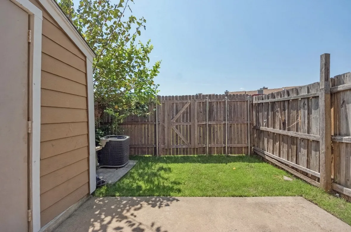 Condominium For Sale in Dallas County , 709 Lee Street, Mesquite, Texas 75149, 2 Bedroom, 2 Bathroom, Garage spaces, 1,073 Sqft, built in 1983, mls#21355965, Real Estate Agent in Mesquite, Homes For Sale in Dallas county, Homes For Sale in Mesquite, Realtor in Mesquite Texas, Real Estate Brokerage Independent Realty Texas, Luminita Cordes Realtor