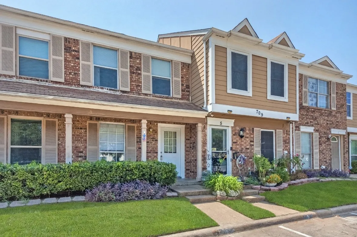 Condominium For Sale in Dallas County , 709 Lee Street, Mesquite, Texas 75149, 2 Bedroom, 2 Bathroom, Garage spaces, 1,073 Sqft, built in 1983, mls#21355965, Real Estate Agent in Mesquite, Homes For Sale in Dallas county, Homes For Sale in Mesquite, Realtor in Mesquite Texas, Real Estate Brokerage Independent Realty Texas, Luminita Cordes Realtor