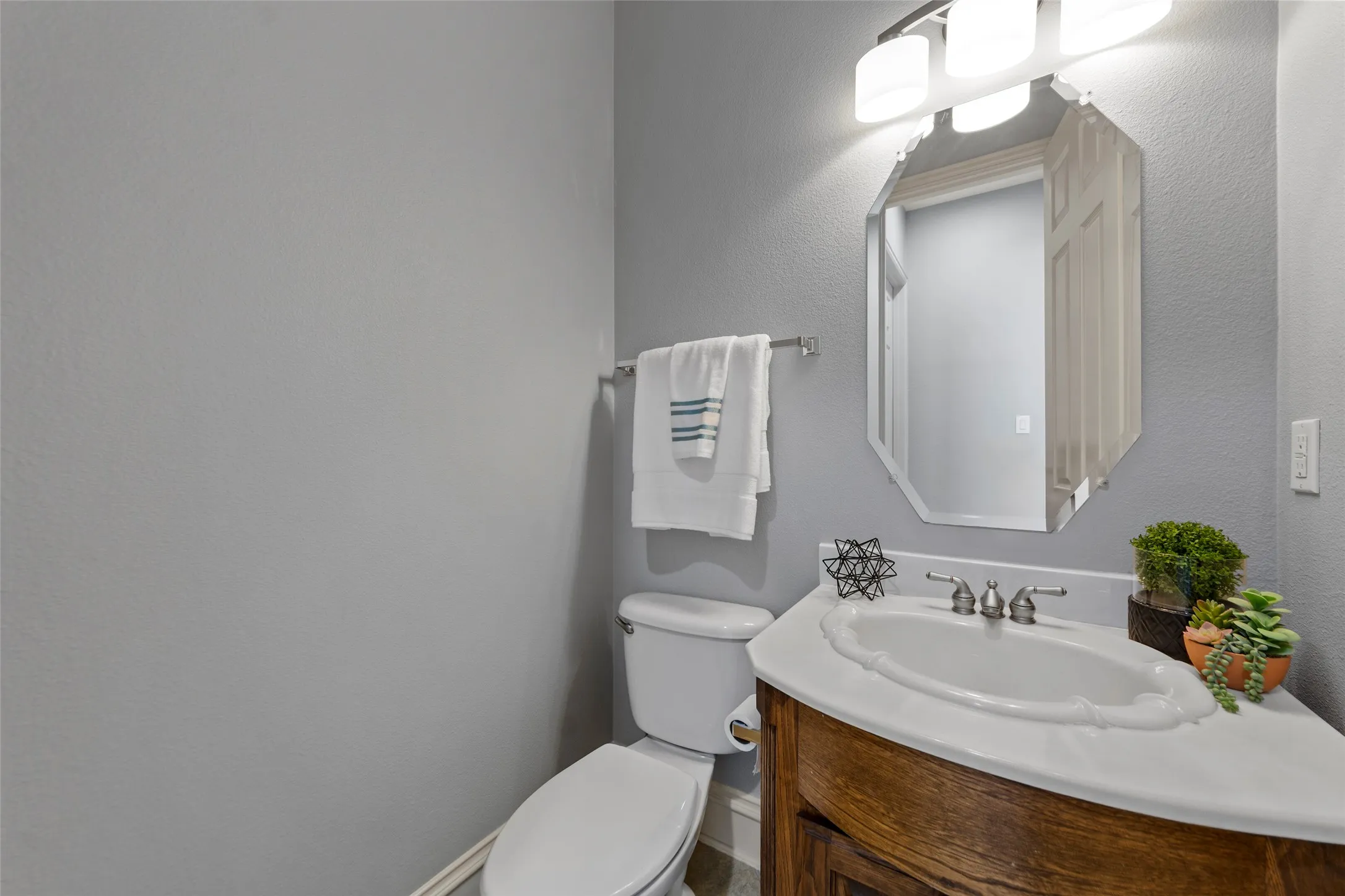 Single Family Residence For Sale in Denton County , 2447 Blackstone Drive, Frisco, Texas 75033, 4 Bedroom, 4 Bathroom, 3 Garage spaces, 3,754 Sqft, built in 2003, mls#21352274, Real Estate Agent in Frisco, Homes For Sale in Denton county, Homes For Sale in Frisco, Realtor in Frisco Texas, Real Estate Brokerage Independent Realty Texas, Luminita Cordes Realtor