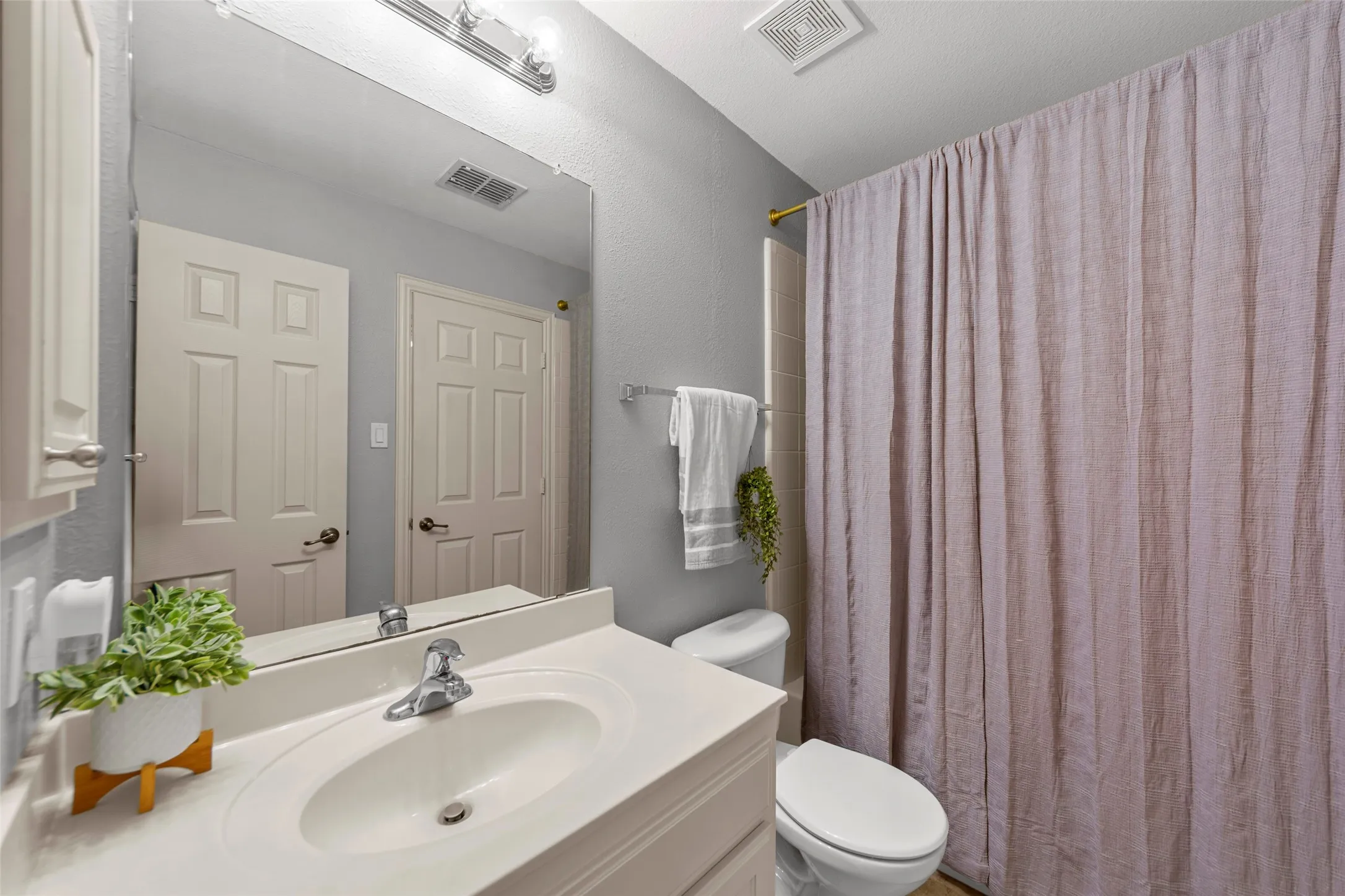 Single Family Residence For Sale in Denton County , 2447 Blackstone Drive, Frisco, Texas 75033, 4 Bedroom, 4 Bathroom, 3 Garage spaces, 3,754 Sqft, built in 2003, mls#21352274, Real Estate Agent in Frisco, Homes For Sale in Denton county, Homes For Sale in Frisco, Realtor in Frisco Texas, Real Estate Brokerage Independent Realty Texas, Luminita Cordes Realtor