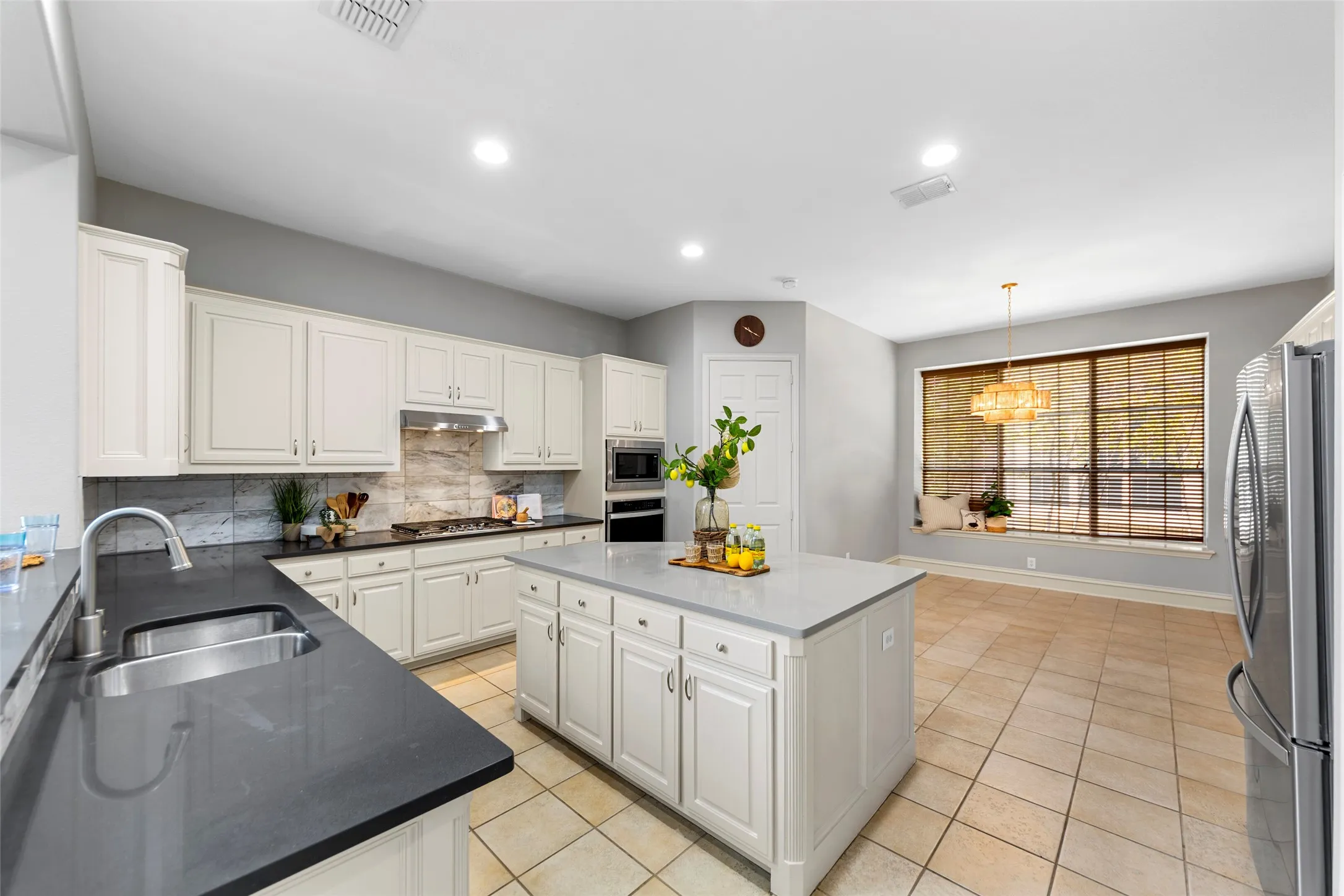 Single Family Residence For Sale in Denton County , 2447 Blackstone Drive, Frisco, Texas 75033, 4 Bedroom, 4 Bathroom, 3 Garage spaces, 3,754 Sqft, built in 2003, mls#21352274, Real Estate Agent in Frisco, Homes For Sale in Denton county, Homes For Sale in Frisco, Realtor in Frisco Texas, Real Estate Brokerage Independent Realty Texas, Luminita Cordes Realtor