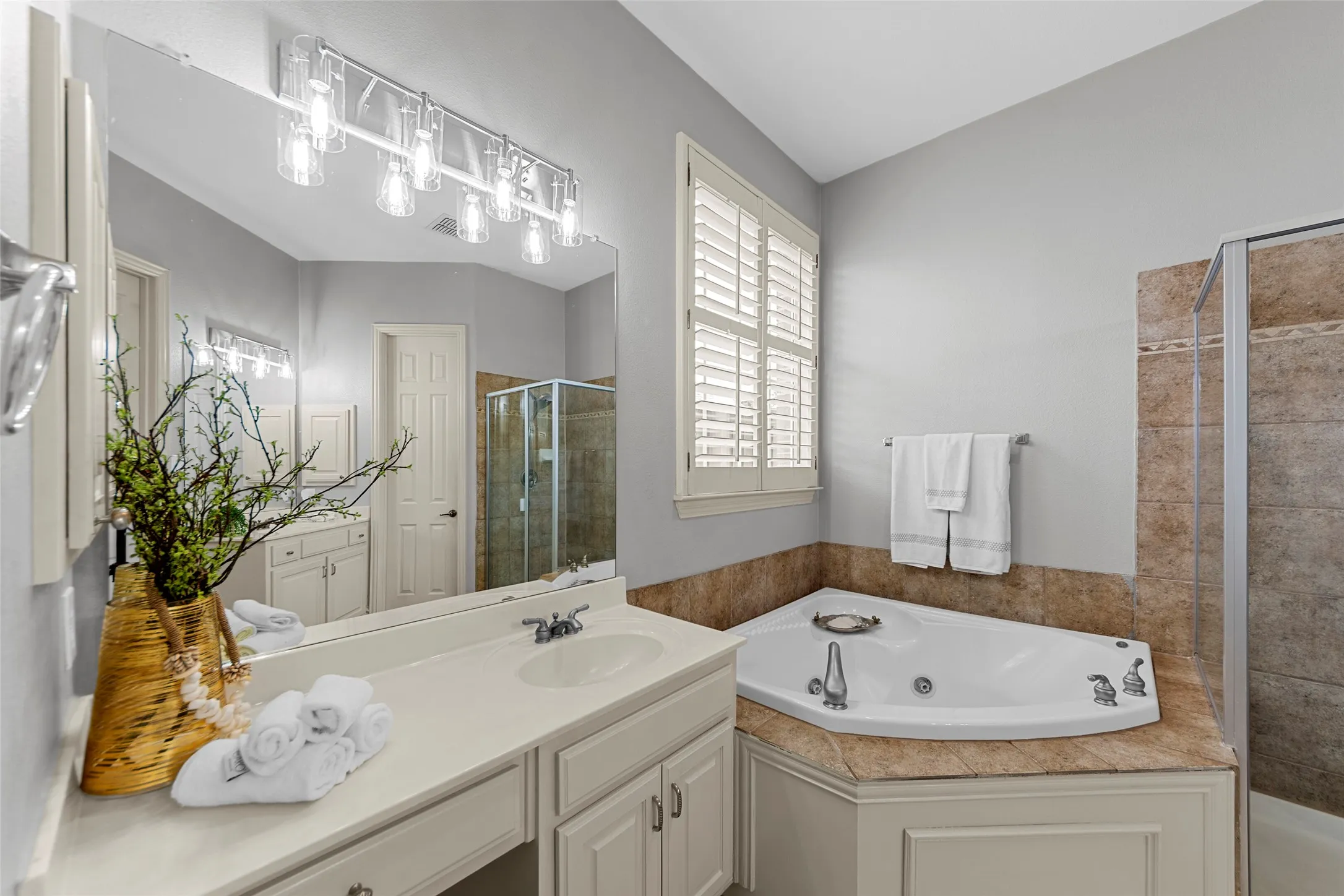 Single Family Residence For Sale in Denton County , 2447 Blackstone Drive, Frisco, Texas 75033, 4 Bedroom, 4 Bathroom, 3 Garage spaces, 3,754 Sqft, built in 2003, mls#21352274, Real Estate Agent in Frisco, Homes For Sale in Denton county, Homes For Sale in Frisco, Realtor in Frisco Texas, Real Estate Brokerage Independent Realty Texas, Luminita Cordes Realtor