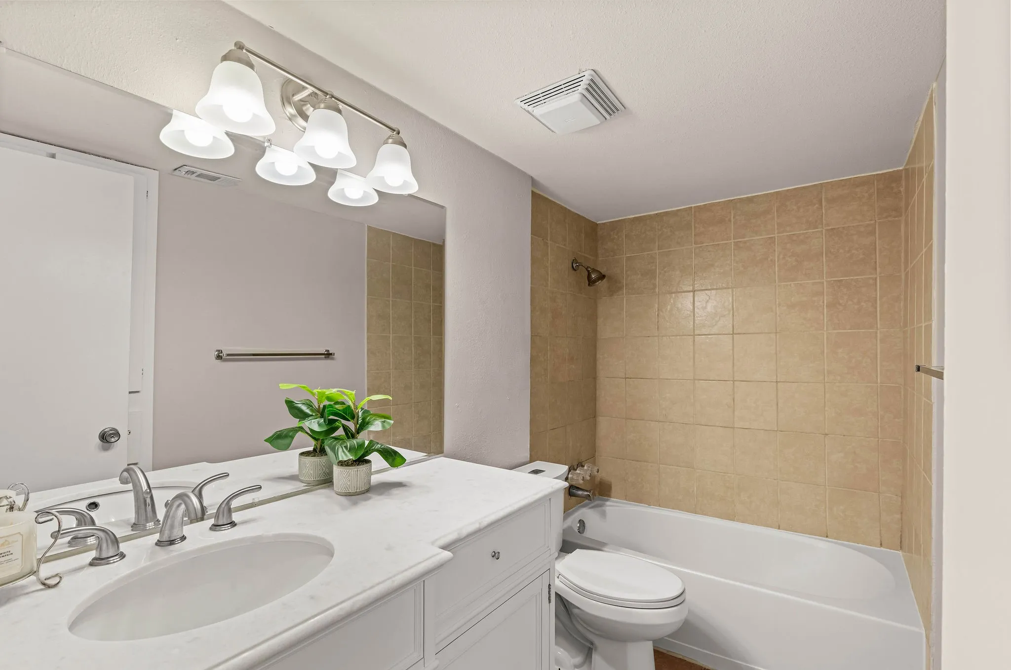 Condominium For Sale in Dallas County , 5809 Harvest Hill Road 2055, Dallas, Texas 75230, 3 Bedroom, 2 Bathroom, Garage spaces, 1,165 Sqft, built in 1970, mls#21355637, Real Estate Agent in Dallas, Homes For Sale in Dallas county, Homes For Sale in Dallas, Realtor in Dallas Texas, Real Estate Brokerage Independent Realty Texas, Luminita Cordes Realtor