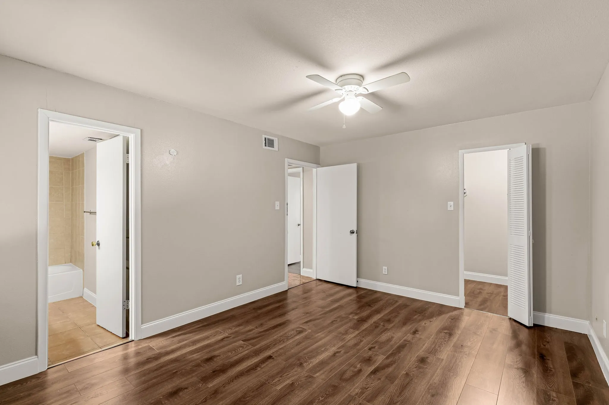 Condominium For Sale in Dallas County , 5809 Harvest Hill Road 2055, Dallas, Texas 75230, 3 Bedroom, 2 Bathroom, Garage spaces, 1,165 Sqft, built in 1970, mls#21355637, Real Estate Agent in Dallas, Homes For Sale in Dallas county, Homes For Sale in Dallas, Realtor in Dallas Texas, Real Estate Brokerage Independent Realty Texas, Luminita Cordes Realtor