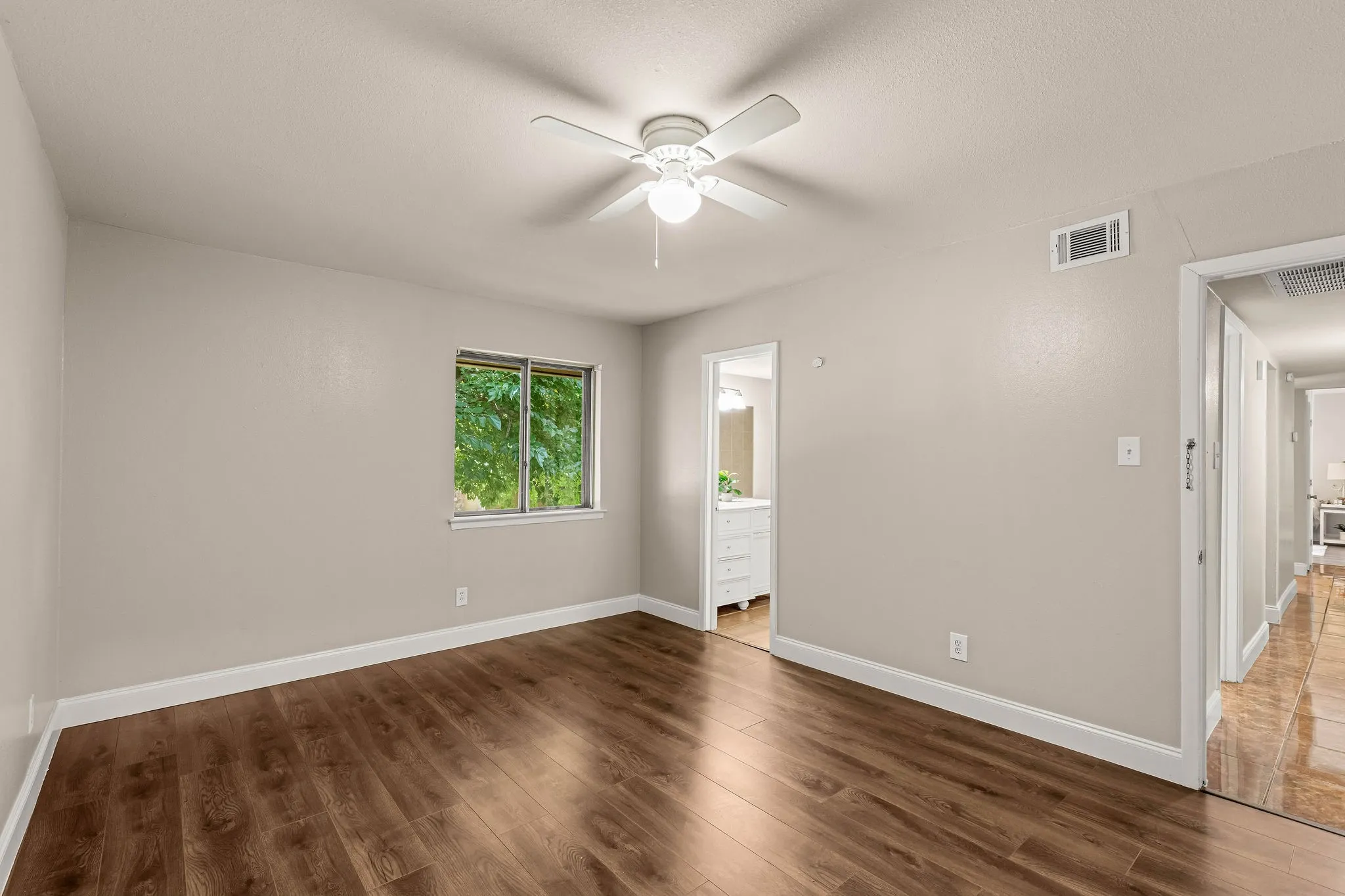 Condominium For Sale in Dallas County , 5809 Harvest Hill Road 2055, Dallas, Texas 75230, 3 Bedroom, 2 Bathroom, Garage spaces, 1,165 Sqft, built in 1970, mls#21355637, Real Estate Agent in Dallas, Homes For Sale in Dallas county, Homes For Sale in Dallas, Realtor in Dallas Texas, Real Estate Brokerage Independent Realty Texas, Luminita Cordes Realtor