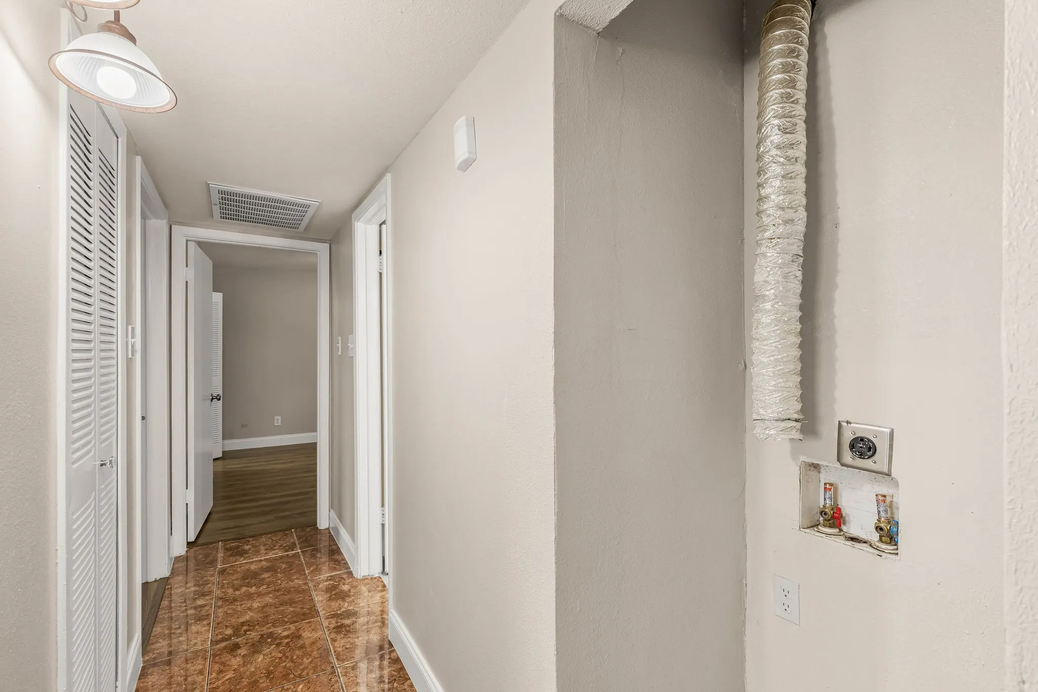 Condominium For Sale in Dallas County , 5809 Harvest Hill Road 2055, Dallas, Texas 75230, 3 Bedroom, 2 Bathroom, Garage spaces, 1,165 Sqft, built in 1970, mls#21355637, Real Estate Agent in Dallas, Homes For Sale in Dallas county, Homes For Sale in Dallas, Realtor in Dallas Texas, Real Estate Brokerage Independent Realty Texas, Luminita Cordes Realtor