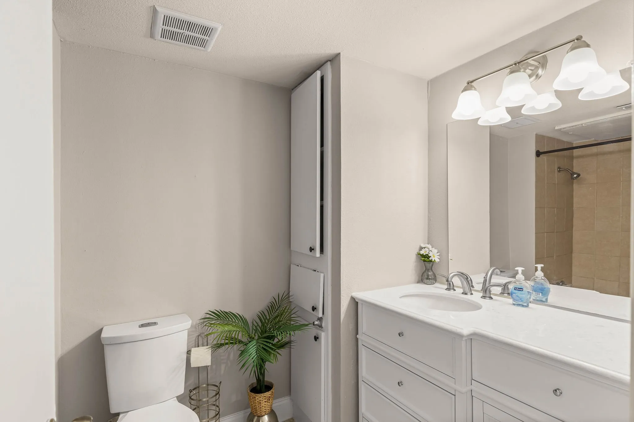 Condominium For Sale in Dallas County , 5809 Harvest Hill Road 2055, Dallas, Texas 75230, 3 Bedroom, 2 Bathroom, Garage spaces, 1,165 Sqft, built in 1970, mls#21355637, Real Estate Agent in Dallas, Homes For Sale in Dallas county, Homes For Sale in Dallas, Realtor in Dallas Texas, Real Estate Brokerage Independent Realty Texas, Luminita Cordes Realtor