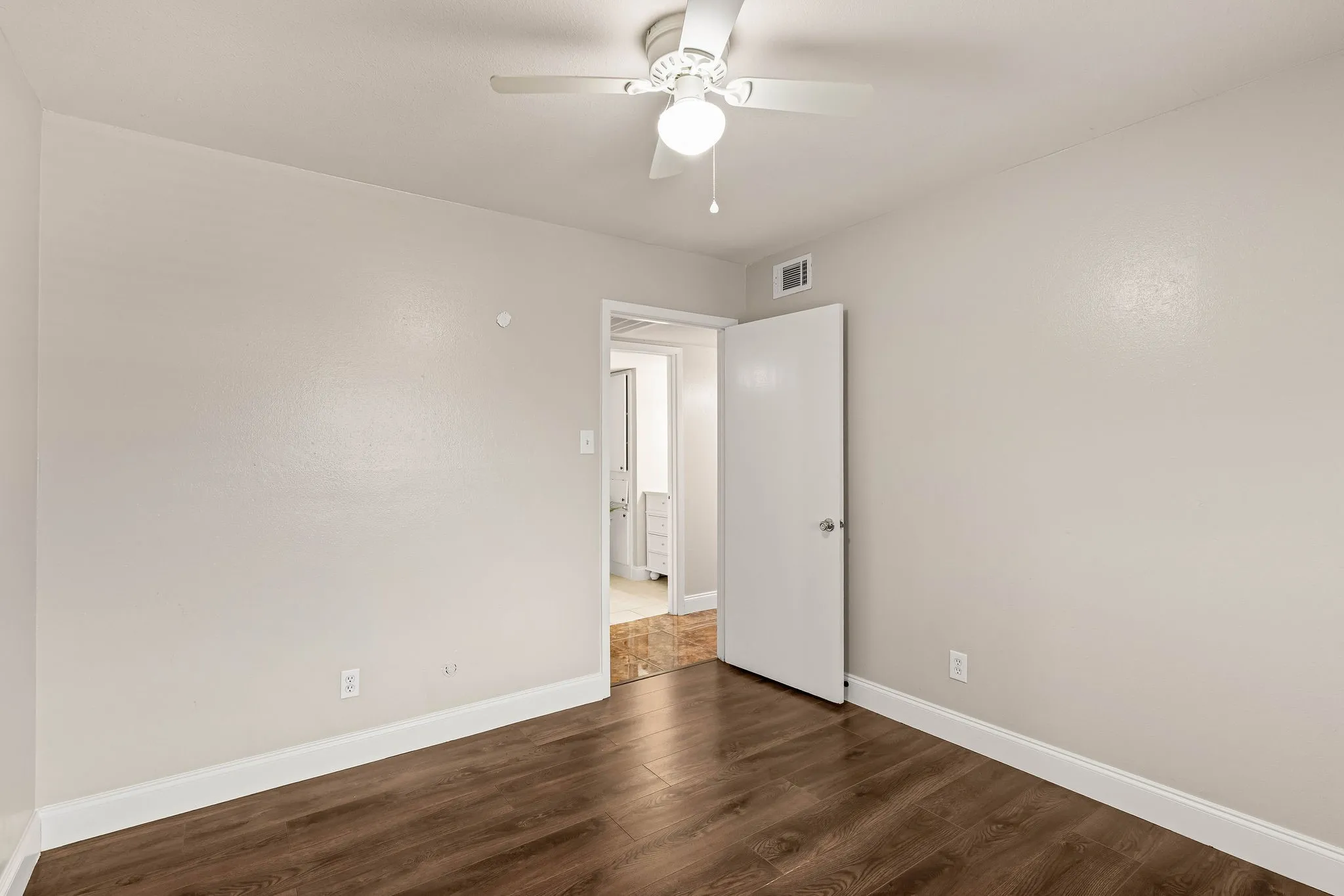 Condominium For Sale in Dallas County , 5809 Harvest Hill Road 2055, Dallas, Texas 75230, 3 Bedroom, 2 Bathroom, Garage spaces, 1,165 Sqft, built in 1970, mls#21355637, Real Estate Agent in Dallas, Homes For Sale in Dallas county, Homes For Sale in Dallas, Realtor in Dallas Texas, Real Estate Brokerage Independent Realty Texas, Luminita Cordes Realtor