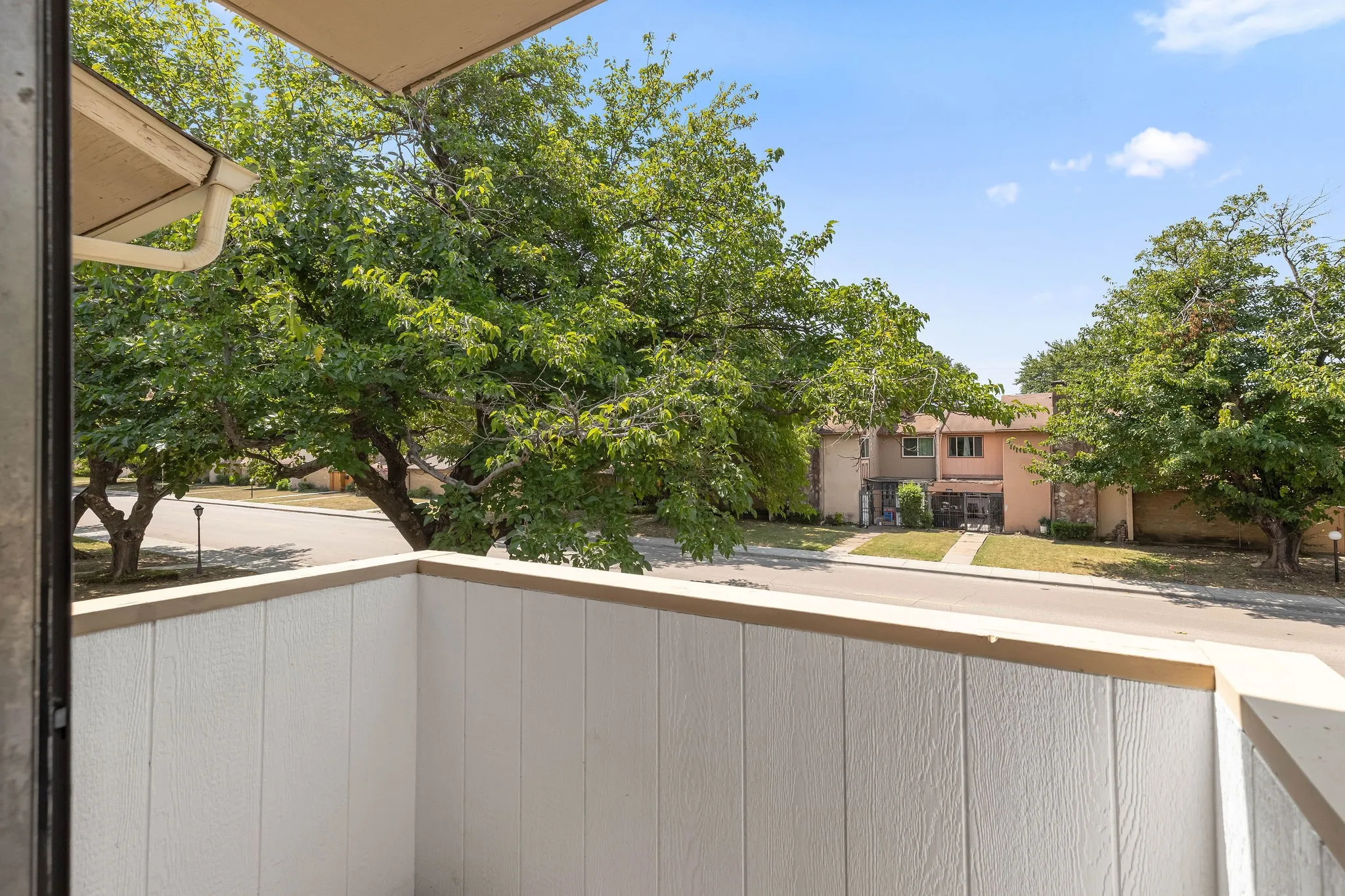 Condominium For Sale in Dallas County , 5809 Harvest Hill Road 2055, Dallas, Texas 75230, 3 Bedroom, 2 Bathroom, Garage spaces, 1,165 Sqft, built in 1970, mls#21355637, Real Estate Agent in Dallas, Homes For Sale in Dallas county, Homes For Sale in Dallas, Realtor in Dallas Texas, Real Estate Brokerage Independent Realty Texas, Luminita Cordes Realtor
