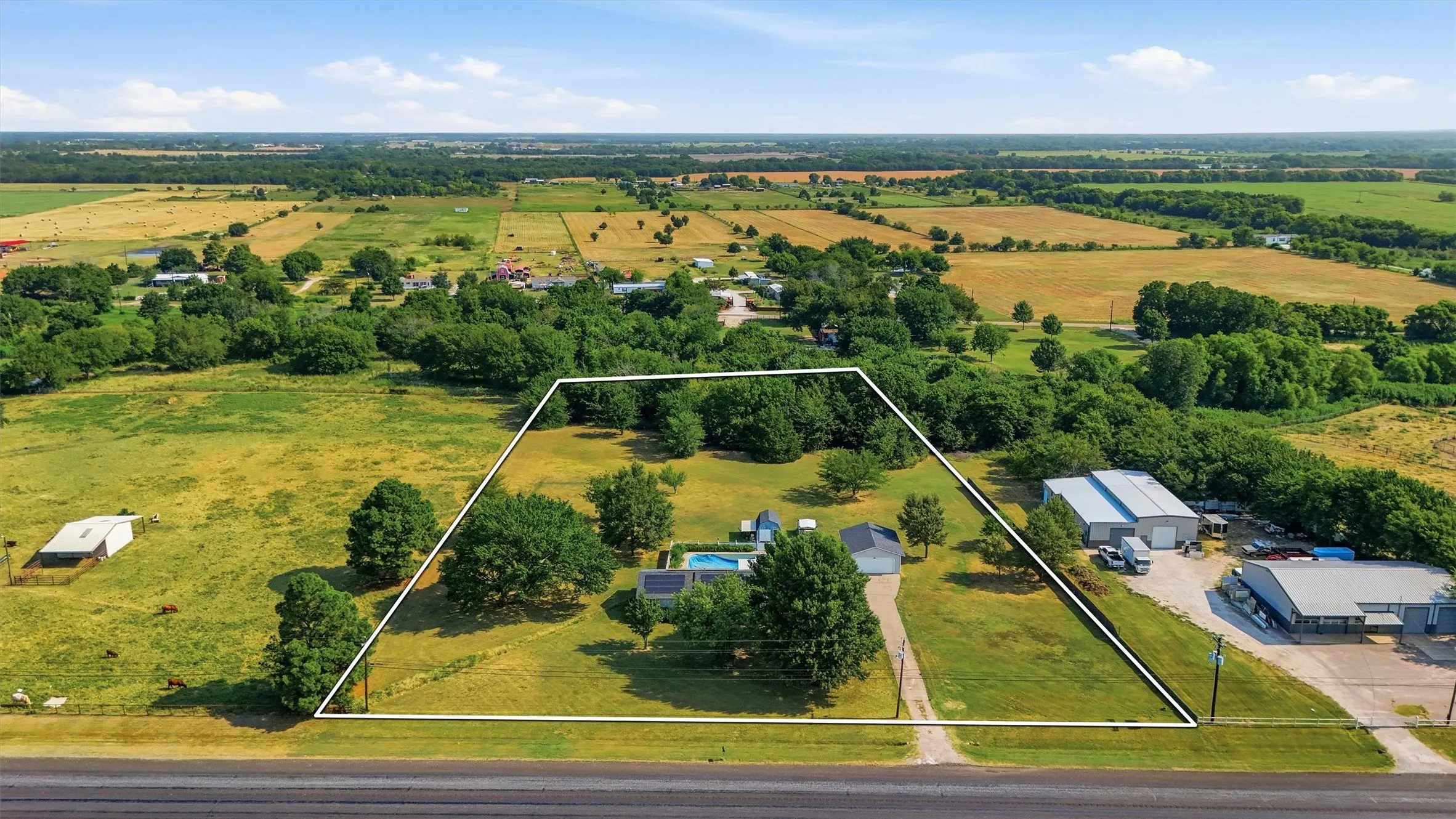 Single Family Residence For Sale in Grayson County , 27513 State Highway 56, Whitesboro, Texas 76273, 3 Bedroom, 2 Bathroom, 4 Garage spaces, 1,349 Sqft, built in 1980, mls#21354704, Real Estate Agent in Whitesboro, Homes For Sale in Grayson county, Homes For Sale in Whitesboro, Realtor in Whitesboro Texas, Real Estate Brokerage Independent Realty Texas, Luminita Cordes Realtor