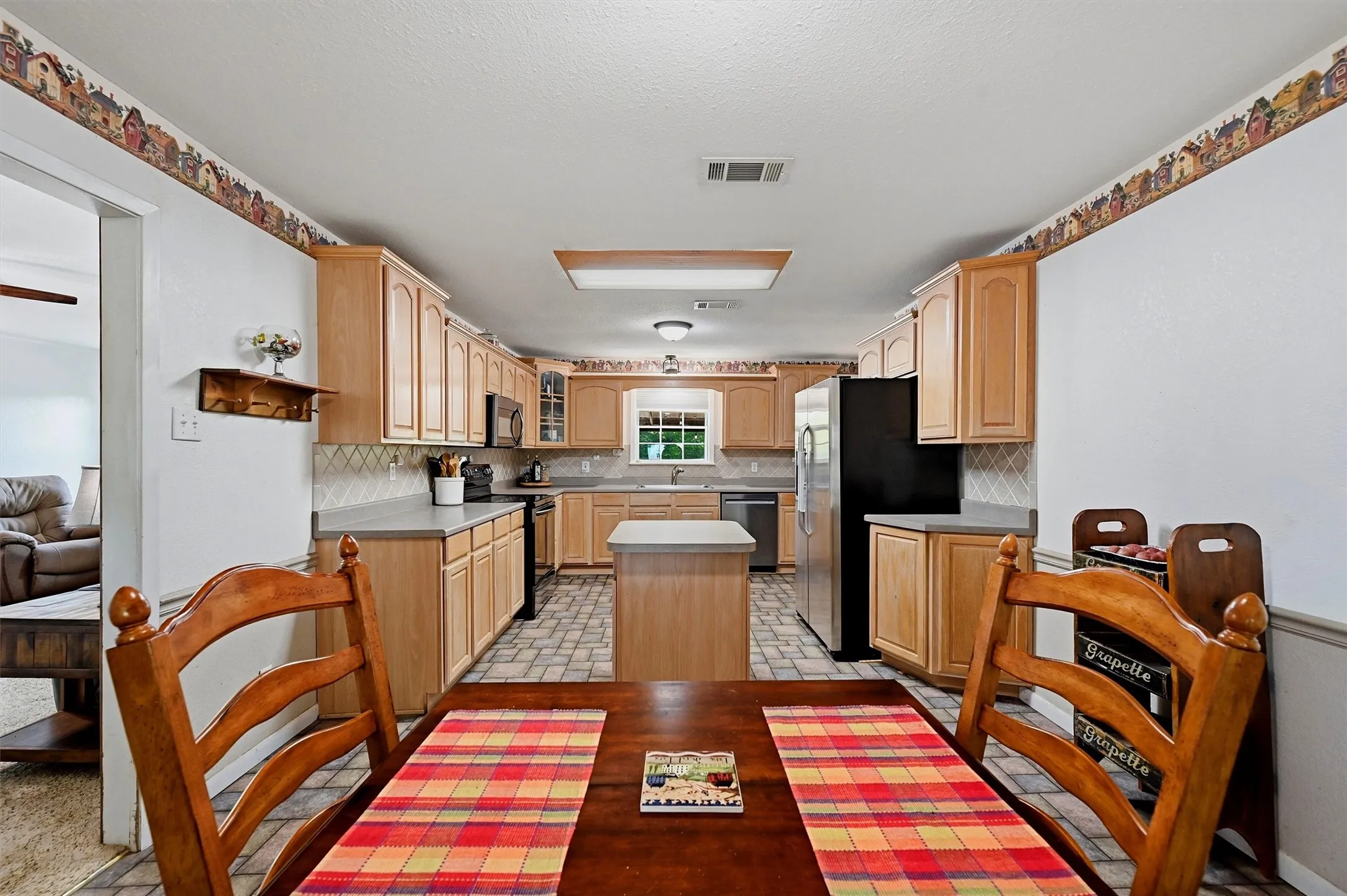 Single Family Residence For Sale in Grayson County , 27513 State Highway 56, Whitesboro, Texas 76273, 3 Bedroom, 2 Bathroom, 4 Garage spaces, 1,349 Sqft, built in 1980, mls#21354704, Real Estate Agent in Whitesboro, Homes For Sale in Grayson county, Homes For Sale in Whitesboro, Realtor in Whitesboro Texas, Real Estate Brokerage Independent Realty Texas, Luminita Cordes Realtor