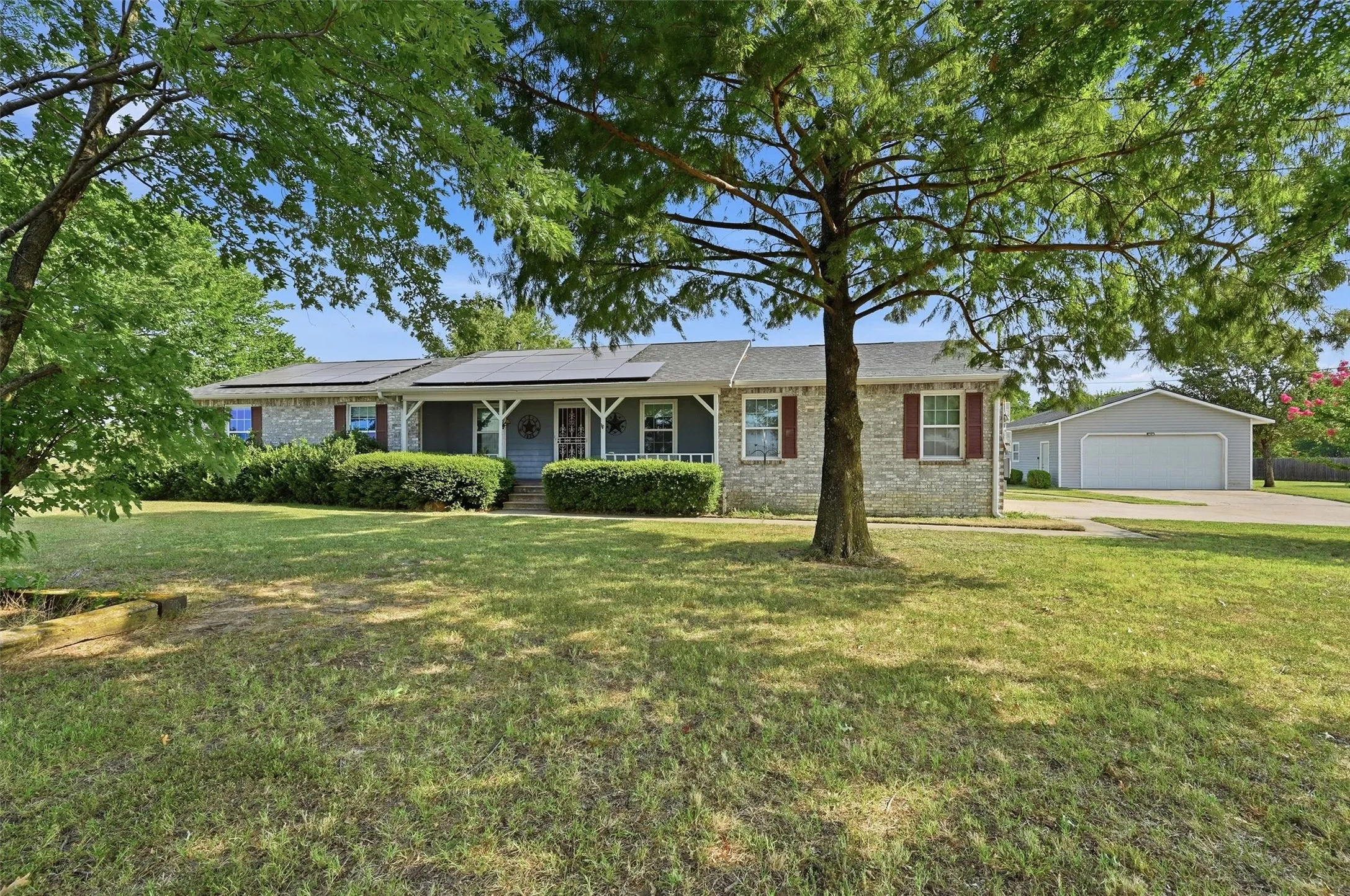 Single Family Residence For Sale in Grayson County , 27513 State Highway 56, Whitesboro, Texas 76273, 3 Bedroom, 2 Bathroom, 4 Garage spaces, 1,349 Sqft, built in 1980, mls#21354704, Real Estate Agent in Whitesboro, Homes For Sale in Grayson county, Homes For Sale in Whitesboro, Realtor in Whitesboro Texas, Real Estate Brokerage Independent Realty Texas, Luminita Cordes Realtor