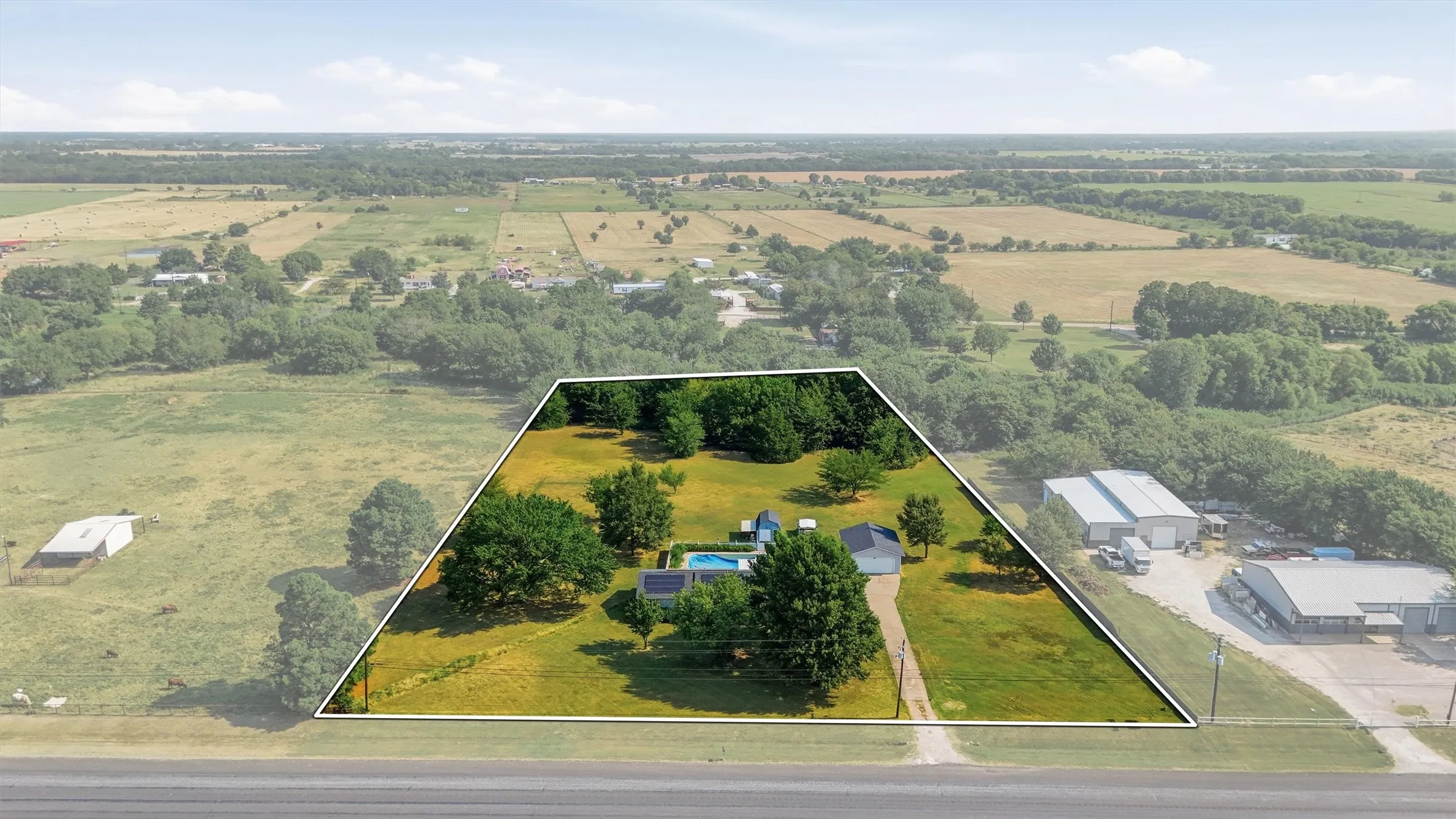 Single Family Residence For Sale in Grayson County , 27513 State Highway 56, Whitesboro, Texas 76273, 3 Bedroom, 2 Bathroom, 4 Garage spaces, 1,349 Sqft, built in 1980, mls#21354704, Real Estate Agent in Whitesboro, Homes For Sale in Grayson county, Homes For Sale in Whitesboro, Realtor in Whitesboro Texas, Real Estate Brokerage Independent Realty Texas, Luminita Cordes Realtor