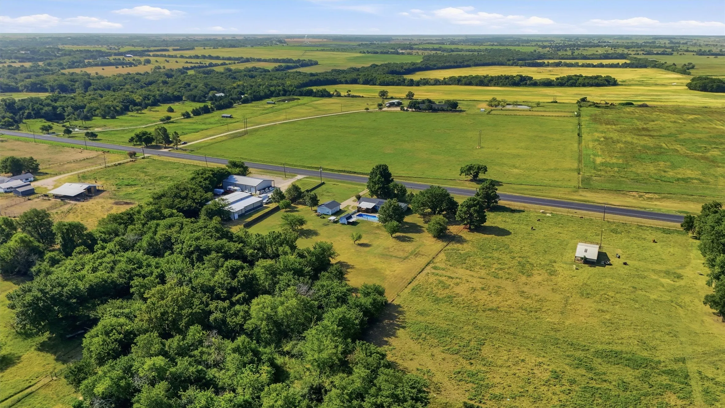 Single Family Residence For Sale in Grayson County , 27513 State Highway 56, Whitesboro, Texas 76273, 3 Bedroom, 2 Bathroom, 4 Garage spaces, 1,349 Sqft, built in 1980, mls#21354704, Real Estate Agent in Whitesboro, Homes For Sale in Grayson county, Homes For Sale in Whitesboro, Realtor in Whitesboro Texas, Real Estate Brokerage Independent Realty Texas, Luminita Cordes Realtor