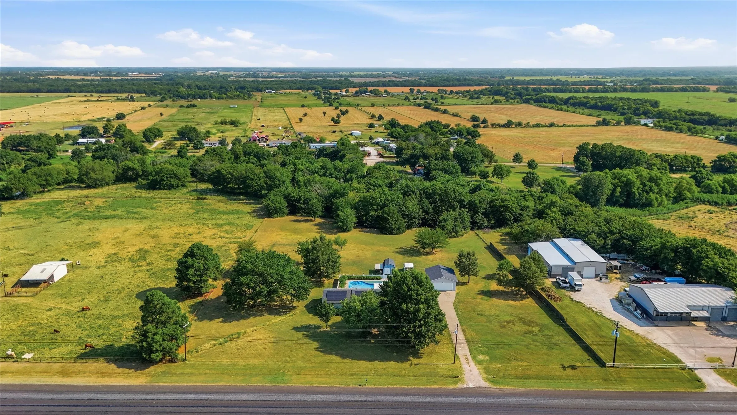 Single Family Residence For Sale in Grayson County , 27513 State Highway 56, Whitesboro, Texas 76273, 3 Bedroom, 2 Bathroom, 4 Garage spaces, 1,349 Sqft, built in 1980, mls#21354704, Real Estate Agent in Whitesboro, Homes For Sale in Grayson county, Homes For Sale in Whitesboro, Realtor in Whitesboro Texas, Real Estate Brokerage Independent Realty Texas, Luminita Cordes Realtor