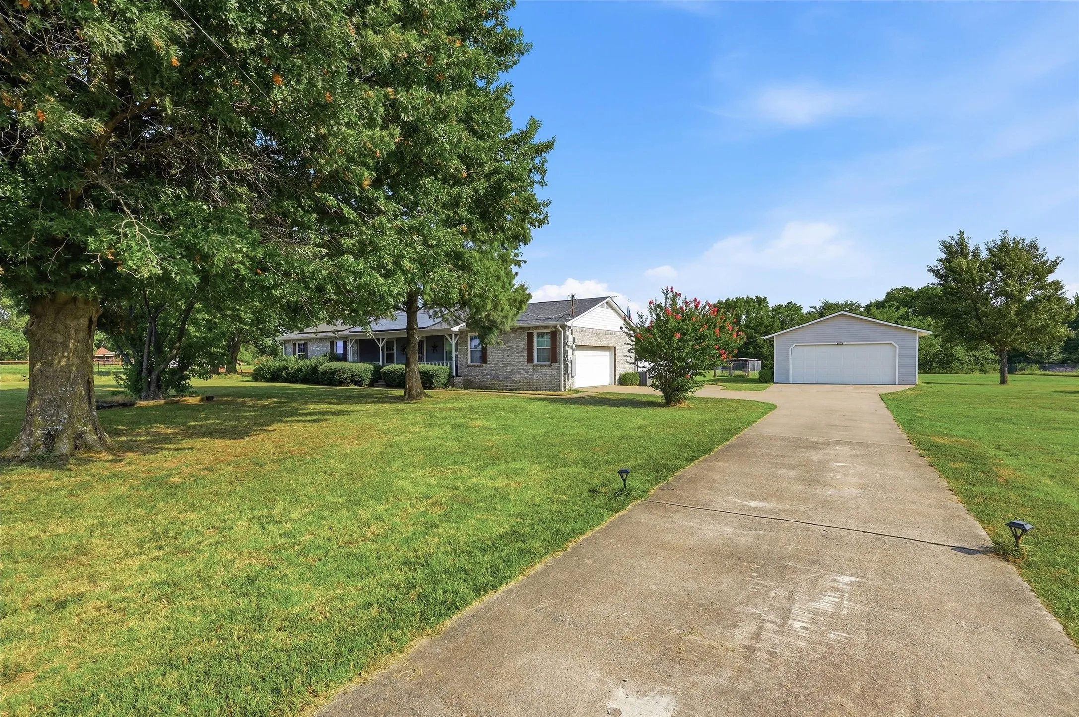 Single Family Residence For Sale in Grayson County , 27513 State Highway 56, Whitesboro, Texas 76273, 3 Bedroom, 2 Bathroom, 4 Garage spaces, 1,349 Sqft, built in 1980, mls#21354704, Real Estate Agent in Whitesboro, Homes For Sale in Grayson county, Homes For Sale in Whitesboro, Realtor in Whitesboro Texas, Real Estate Brokerage Independent Realty Texas, Luminita Cordes Realtor