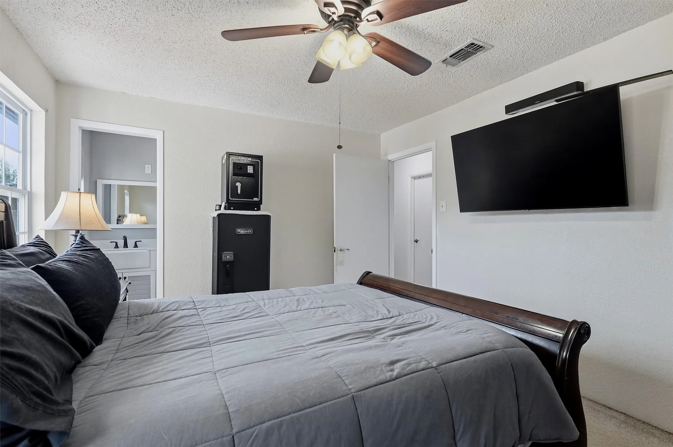 Single Family Residence For Sale in Grayson County , 27513 State Highway 56, Whitesboro, Texas 76273, 3 Bedroom, 2 Bathroom, 4 Garage spaces, 1,349 Sqft, built in 1980, mls#21354704, Real Estate Agent in Whitesboro, Homes For Sale in Grayson county, Homes For Sale in Whitesboro, Realtor in Whitesboro Texas, Real Estate Brokerage Independent Realty Texas, Luminita Cordes Realtor