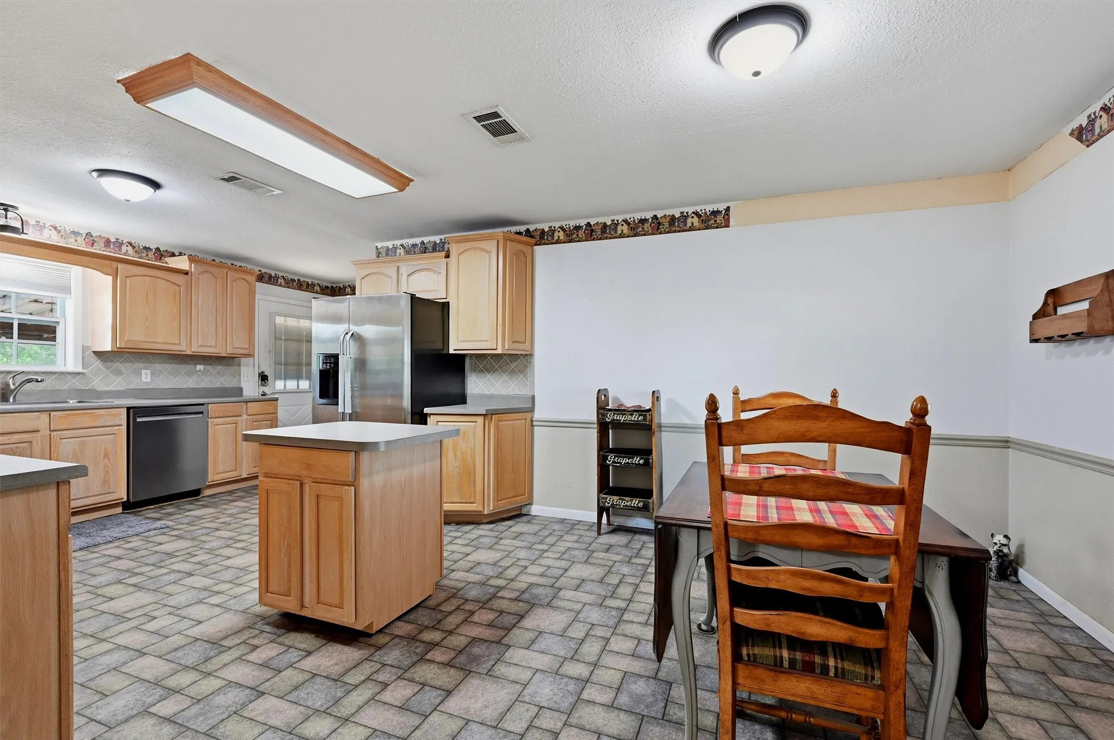 Single Family Residence For Sale in Grayson County , 27513 State Highway 56, Whitesboro, Texas 76273, 3 Bedroom, 2 Bathroom, 4 Garage spaces, 1,349 Sqft, built in 1980, mls#21354704, Real Estate Agent in Whitesboro, Homes For Sale in Grayson county, Homes For Sale in Whitesboro, Realtor in Whitesboro Texas, Real Estate Brokerage Independent Realty Texas, Luminita Cordes Realtor
