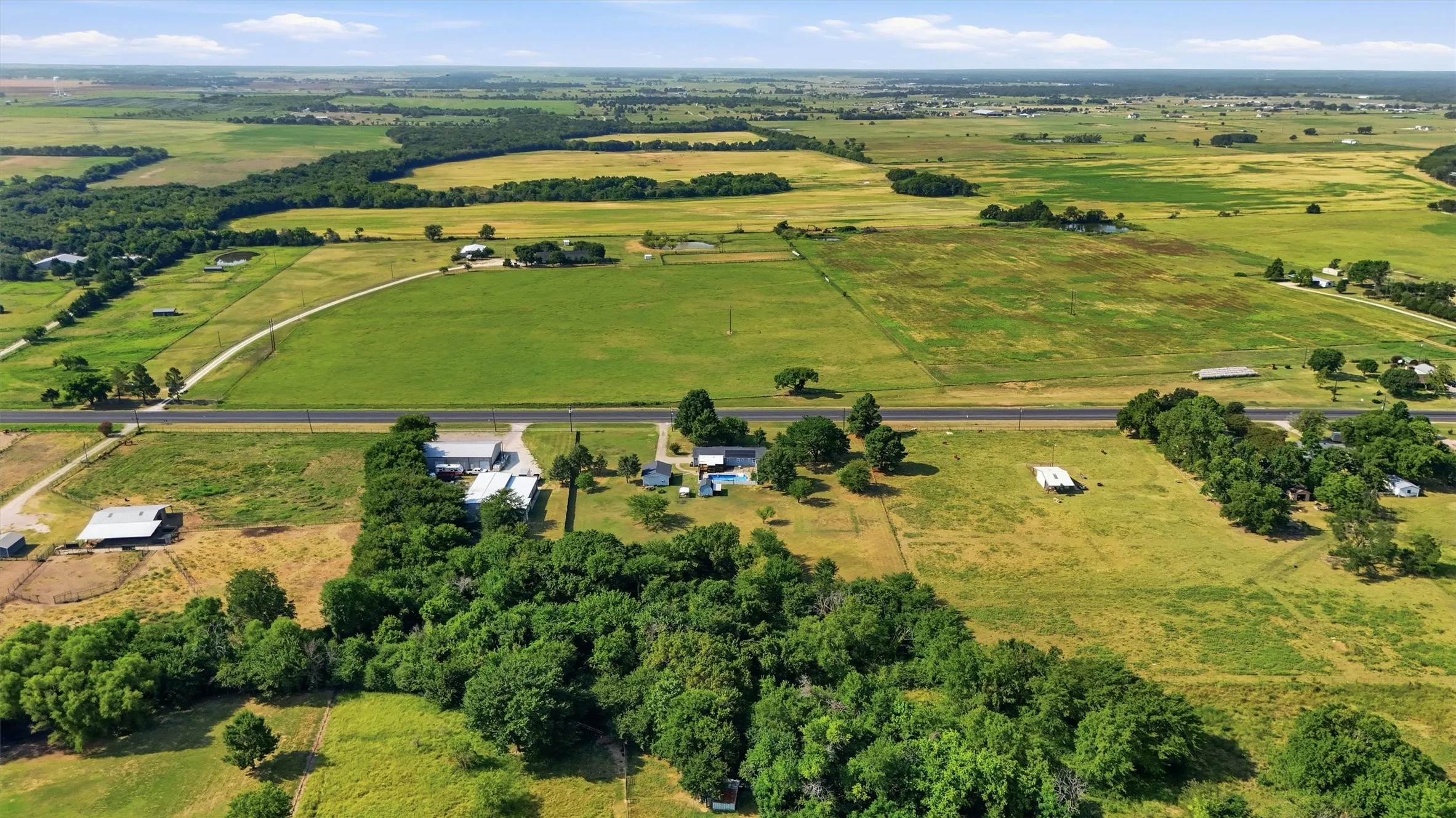 Single Family Residence For Sale in Grayson County , 27513 State Highway 56, Whitesboro, Texas 76273, 3 Bedroom, 2 Bathroom, 4 Garage spaces, 1,349 Sqft, built in 1980, mls#21354704, Real Estate Agent in Whitesboro, Homes For Sale in Grayson county, Homes For Sale in Whitesboro, Realtor in Whitesboro Texas, Real Estate Brokerage Independent Realty Texas, Luminita Cordes Realtor