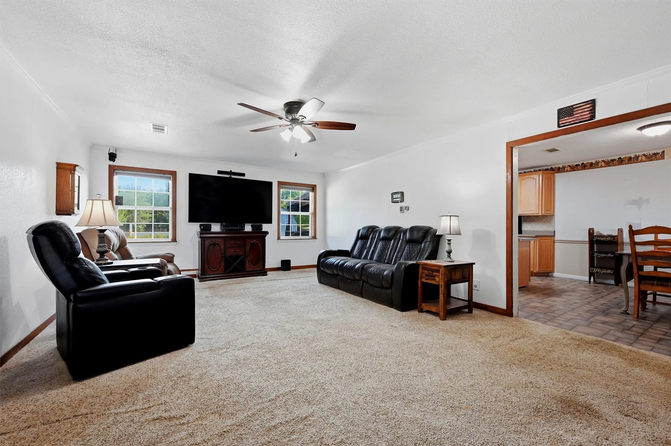 Single Family Residence For Sale in Grayson County , 27513 State Highway 56, Whitesboro, Texas 76273, 3 Bedroom, 2 Bathroom, 4 Garage spaces, 1,349 Sqft, built in 1980, mls#21354704, Real Estate Agent in Whitesboro, Homes For Sale in Grayson county, Homes For Sale in Whitesboro, Realtor in Whitesboro Texas, Real Estate Brokerage Independent Realty Texas, Luminita Cordes Realtor