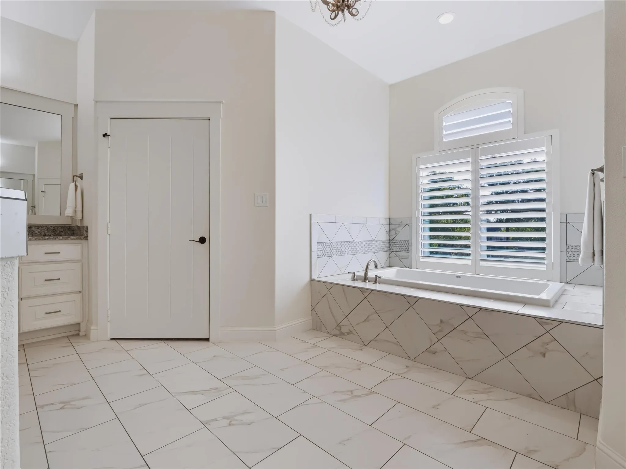Single Family Residence For Sale in Denton County , 6532 Shoreline Drive, Little Elm, Texas 75068, 4 Bedroom, 4 Bathroom, 4 Garage spaces, 3,612 Sqft, built in 2017, mls#21354247, Real Estate Agent in Little Elm, Homes For Sale in Denton county, Homes For Sale in Little Elm, Realtor in Little Elm Texas, Real Estate Brokerage Independent Realty Texas, Luminita Cordes Realtor