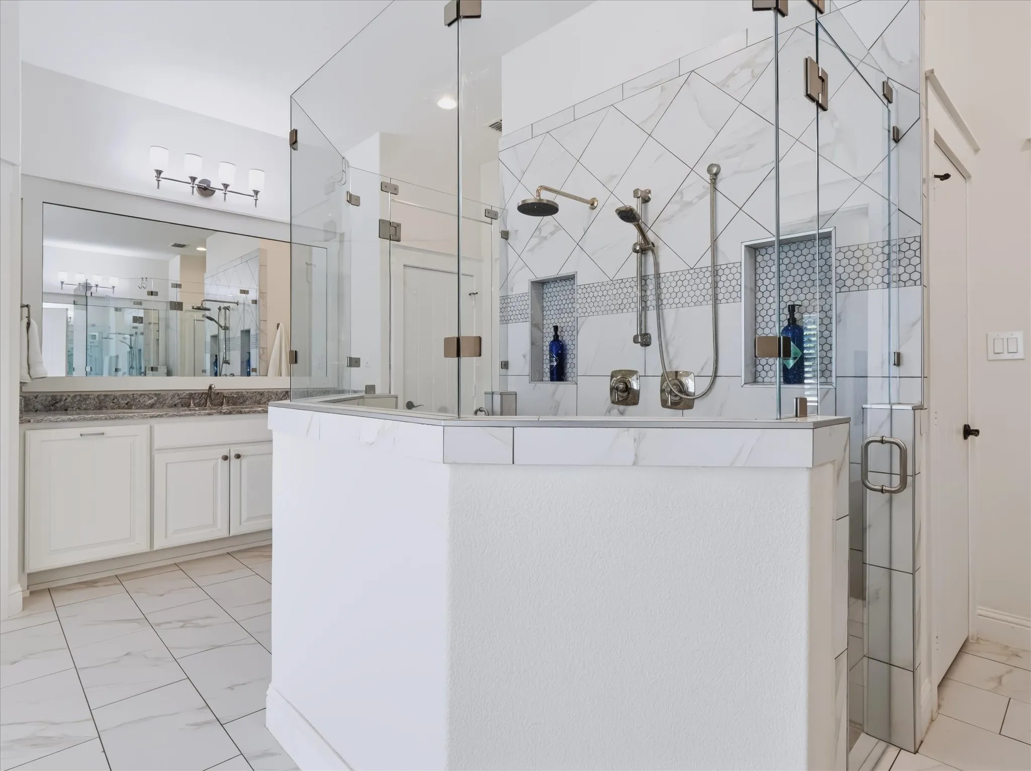 Single Family Residence For Sale in Denton County , 6532 Shoreline Drive, Little Elm, Texas 75068, 4 Bedroom, 4 Bathroom, 4 Garage spaces, 3,612 Sqft, built in 2017, mls#21354247, Real Estate Agent in Little Elm, Homes For Sale in Denton county, Homes For Sale in Little Elm, Realtor in Little Elm Texas, Real Estate Brokerage Independent Realty Texas, Luminita Cordes Realtor